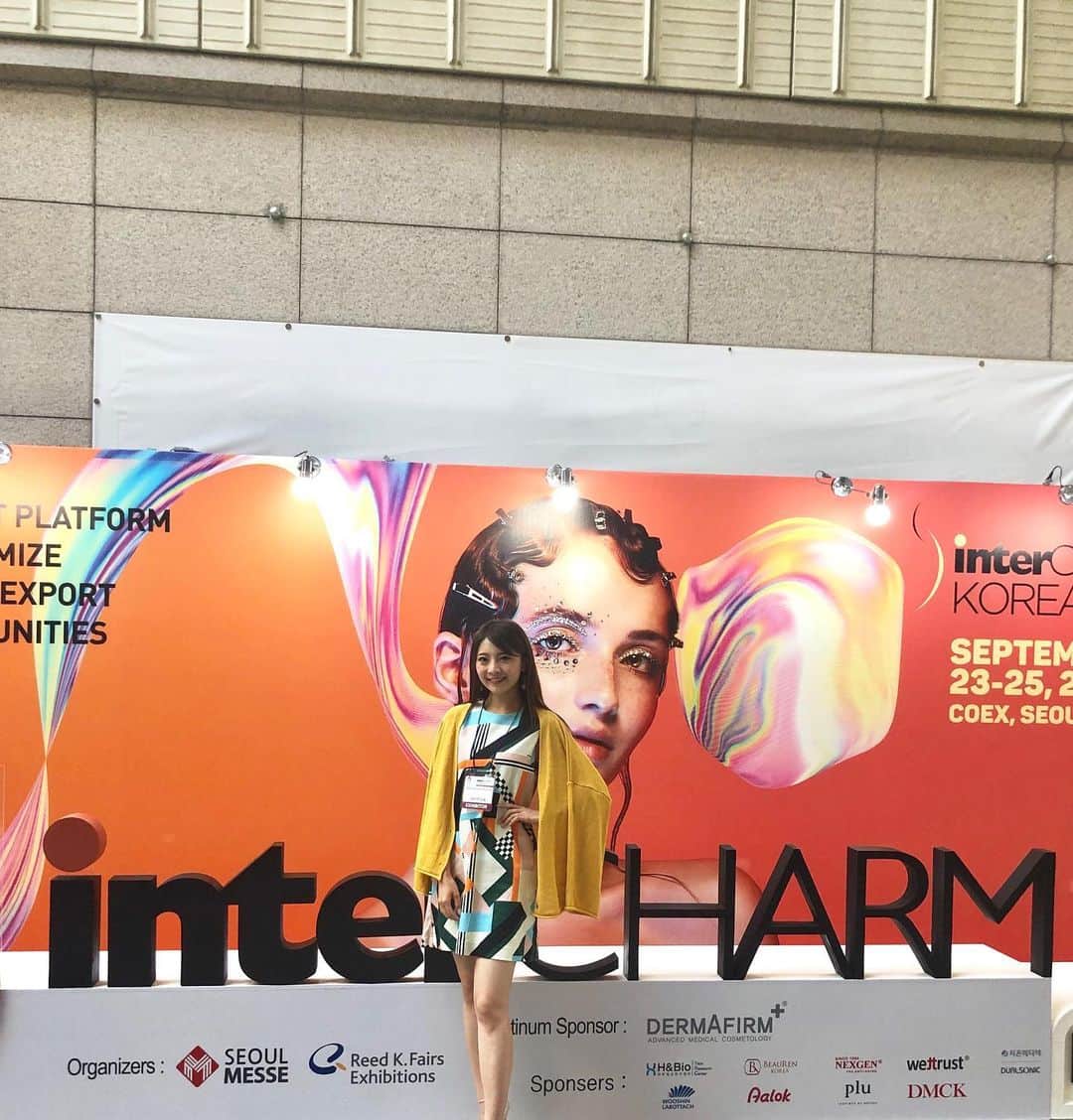 本谷紗己さんのインスタグラム写真 - (本谷紗己Instagram)「#intercharm2019 ﻿ #intercharm﻿ #intercharmkorea ﻿ ﻿ 韓国で初開催のすごく大きな美容のイベントにお仕事で参加してきました⭐️﻿ ﻿ 発売前の新作の化粧品や﻿ パック、﻿ ホワイトニング、﻿ マツエク、﻿ ネイルまで、、﻿ キラキラの世界🤩﻿ 世界中の美容用品が集まっていました🥰﻿ ﻿ 美容といえば﻿ ふじまり！﻿ ﻿ オフの時間も寝る直前まで﻿ 美容について話してたよ〜🥰﻿ ﻿ 美意識すっごく上がった今回のイベント😍﻿ ﻿ ﻿ 生放送があるので、﻿ ひとあしはやく和歌山に戻ってきました〜！🛫✨﻿ ﻿ ﻿ #美容 #ヘアメイク #メイクアップ #弾丸韓国 #韓国 #江南区 #coex #korea #ネイル #beauty #パック ﻿」9月19日 20時35分 - sappyon38
