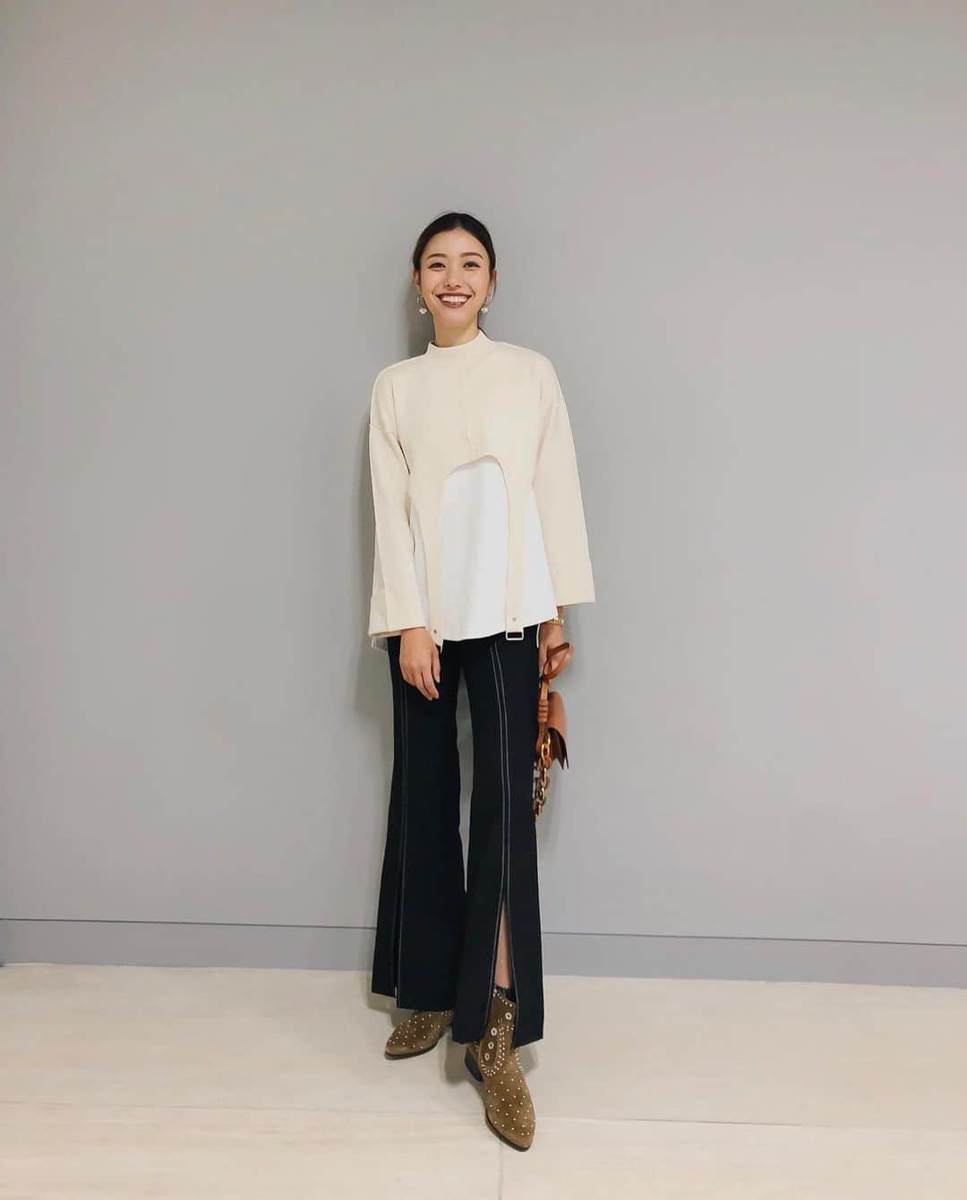 岩崎志保のインスタグラム：「@geox 👢♥️ ブーツはいつも無難に黒選びがちなんだけど 今年はベージュをゲットした🧸スタッズが可愛い〜◎ . . .  #geox  #geoxdragon #呼吸する靴 #ジェオックス」