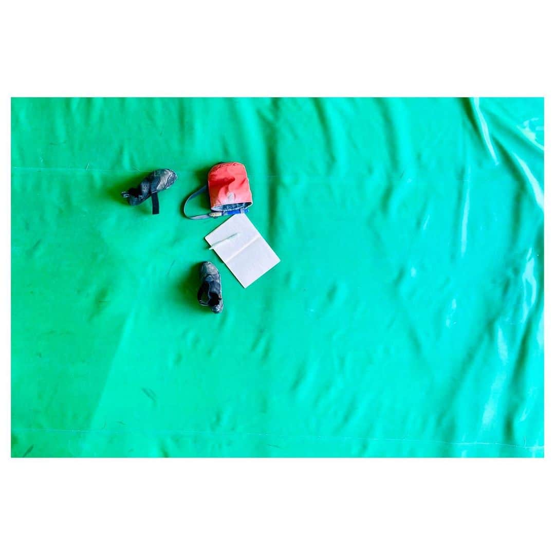 小林由佳のインスタグラム：「My climbing stuff are scattered When I open the door of my training  room🚪 ・ Looks like last training makes me exhausted. . ※よい子はちゃんと片付けましょう🤲🏻 ・ ・ #climbingshoes #chalkbag #trainingNotebook #必需品」