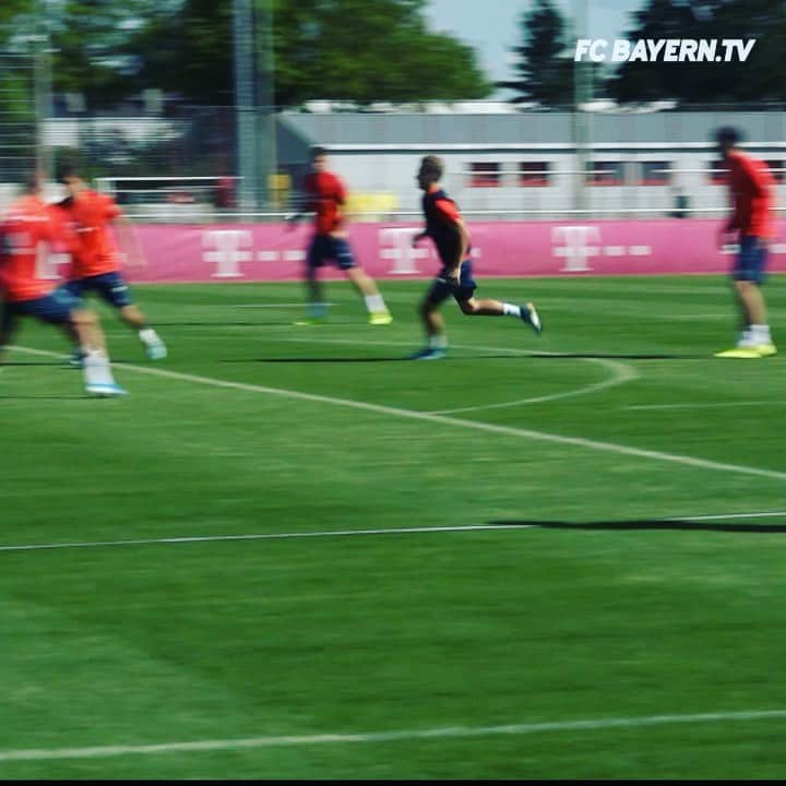 トーマス・ミュラーのインスタグラム：「OZAPFT IS 🍻 seems to be skill weeks for me 😜😜 Keep you hips flexible ✌🏻#esmuellert #fcbtv #nurderfcb #schönennachmittagnoch」