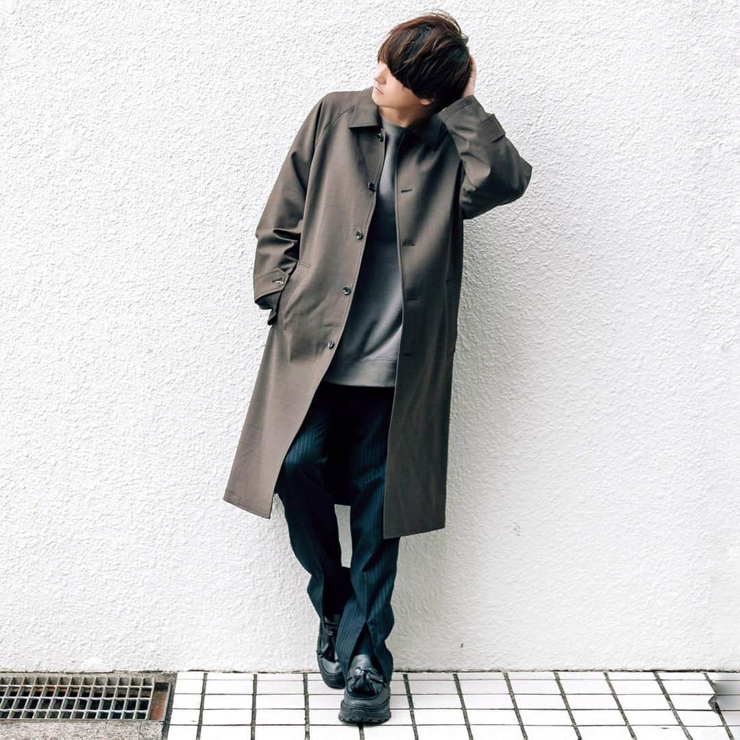 げんじさんのインスタグラム写真 - (げんじInstagram)「“WIDE BALMACAAN COAT”コーデ🤤(新作です✌︎)﻿ ㅤㅤㅤㅤㅤㅤㅤㅤㅤㅤㅤㅤㅤ﻿ これめっちゃくちゃいい！！﻿ 新作コート3型同時リリースの中の1つです☺︎！﻿ ﻿ ※時間ある方だけ下記を読んでください⚠️﻿ ﻿ デザイン・シルエット﻿ ﻿ ・ヴィンテージのバーバリーのバルマカンコート(ステンカラーの正式名称)から着想を得た、ロング丈のAラインシルエット✨﻿ ﻿ ・独特な丸みのある袖のパターンが特徴です！﻿ ﻿ ﻿ ・また通常はスーツに使用する素材の裏側に芯を接着することでコートに用いる厚みのある素材に仕上げています。﻿ ﻿ ・コートでは見ることのない梳毛を使用した素材のきめ細かい表情😳﻿ ﻿ ・さらに優雅なドレープ感が魅力のコートです！﻿ ﻿ ﻿ 素材！﻿ ﻿ WOOL88% NYLON8% POLYURETHANE4% ﻿ ﻿ ・スーツの生地で有名なトルコのALTINYILDIZ社の梳毛トロピカル素材を使用！﻿ ﻿ ﻿ ・梳毛とは、様々なウール素材がある中でも最も原毛から生地になるまでの工程が長く複雑で手間のかかる素材です。﻿ ﻿ ・その工程のおかげで軽くてしなやかで光沢があるのが特徴です。﻿ ﻿ ・またこちらの素材は、先染めという染色方法により、経糸と緯糸の色味を微妙に変えています。﻿ ﻿ ・パッと見は1色のブラウンですが、実は経糸と緯糸で色味の違うブラウンの糸を使用して立体感のある色味を実現しています☺️✨﻿ ﻿ “WIDE BALMACAAN COAT”﻿ ¥ 23,760﻿ @lidnm_official_  #LIDNM #リドム #lidnm_snap ﻿ ㅤㅤㅤㅤㅤㅤㅤㅤㅤㅤㅤㅤㅤ﻿ そして遂に。。。﻿ ㅤㅤㅤㅤㅤㅤㅤㅤㅤㅤㅤㅤㅤ﻿ 今週土曜日LIDNM第2回2019AW先行受注会です！！！！﻿ ㅤㅤㅤㅤㅤㅤㅤㅤㅤㅤㅤㅤㅤ﻿ こちらのアイテムも9/21土曜日の先行受注会でリリースされます！！﻿ ㅤㅤㅤㅤㅤㅤㅤㅤㅤㅤㅤㅤㅤ﻿ お見逃しなく🔥🔥﻿ ㅤㅤㅤㅤㅤㅤㅤㅤㅤㅤㅤㅤㅤ﻿ 着用サイズ:Mサイズ﻿ ㅤㅤㅤ﻿ じゃあʕ•ᴥ•ʔ﻿ ﻿ 最後まで読んでくれた方は「読んだぜ」とコメントくれたら爆的に嬉しいです🥺🥺🥺」9月19日 21時00分 - genji_official_