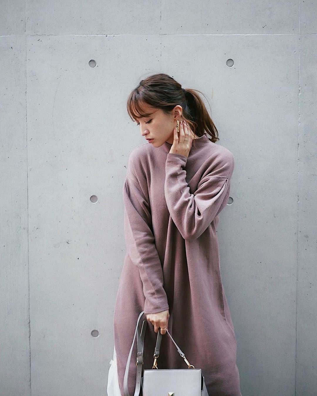 のインスタグラム：「𝐿𝑈𝐶𝑈𝐴 𝑂𝑆𝐴𝐾𝐴  ㅤㅤㅤㅤㅤㅤㅤㅤㅤㅤㅤㅤㅤ  𝐿𝑖𝑚𝑖𝑡𝑒𝑑 𝐶𝑜𝑙𝑜𝑟.  26日よりルクア大阪店舗より 限定カラーが登場致します👏ㅤㅤㅤㅤㅤㅤㅤㅤㅤㅤㅤㅤㅤㅤㅤㅤㅤㅤㅤㅤㅤㅤㅤㅤㅤㅤ  𝐸𝐵𝐿𝑂𝐴からはONLINEで即完売したㅤㅤㅤㅤㅤㅤㅤㅤㅤㅤㅤㅤㅤ ■スリットデザインロングワンピース【D/BEG】¥14.500-  ダブルフェイスのニットにチュールをドッキングしたレイヤードワンピース😏ㅤㅤㅤㅤㅤㅤㅤㅤㅤㅤㅤㅤㅤ ㅤㅤㅤㅤㅤㅤㅤㅤㅤㅤㅤㅤㅤ ニットはサイドファスナーの デザインでスリット深さを お好みで調整して頂けます🙆‍♀️ㅤㅤㅤㅤㅤㅤㅤㅤㅤㅤㅤㅤㅤㅤㅤㅤㅤㅤㅤㅤㅤㅤㅤㅤㅤㅤ  他ボトムと合わせた着まわしも◎ㅤㅤㅤㅤㅤㅤㅤㅤㅤㅤㅤㅤㅤ  #laviedeleory#leory#LeoryxEBLÓA #EBLÓA#エブロア#ラヴィドゥレオリー#レオリー#レオリーエブロア#大阪#LUCUA#ルクア#arisa_fashion」