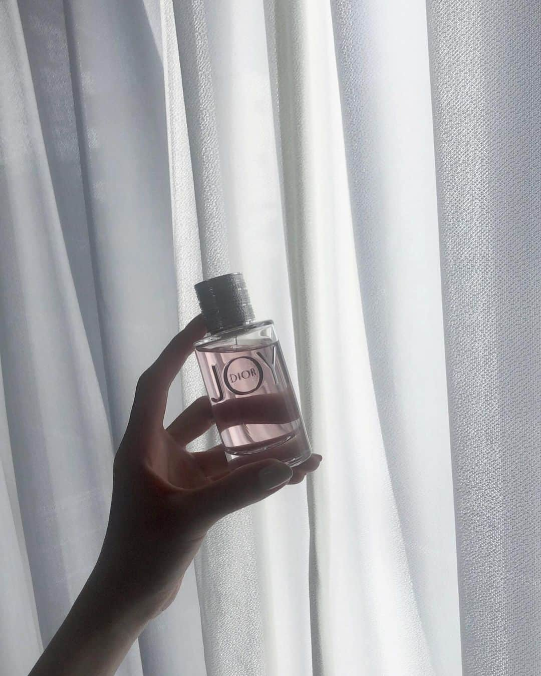 石元歩唯さんのインスタグラム写真 - (石元歩唯Instagram)「parfum  JOY by DIOR @dior @diorparfums  女性らしくも甘過ぎない深く上品な香りで 香水が苦手な私でも落ち着く香り。💐 . #dior #joybydior #diorparfums #eaudeparfum」9月19日 20時53分 - 518aichi