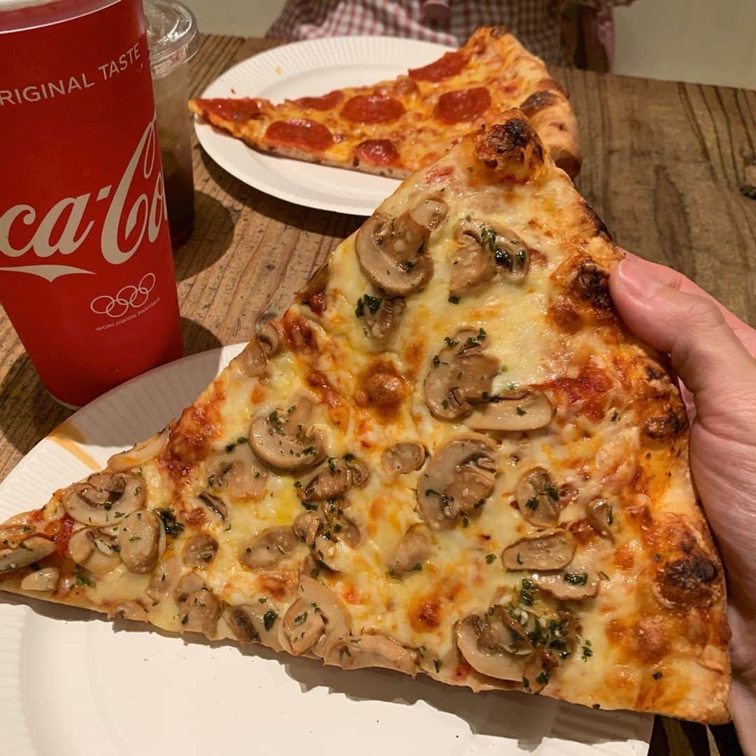 りょうくんグルメさんのインスタグラム写真 - (りょうくんグルメInstagram)「【表参道 PIZZA SLICE2】 表参道にあるオシャレなピザ屋さん🤤 ㅤㅤㅤㅤㅤㅤㅤㅤㅤㅤㅤㅤㅤ 🏠#表参道 #ピザスライス2 🚶‍♂️表参道駅徒歩4分 📖ピザ(¥500)×2 ドリンク(400)×2 ㅤㅤㅤㅤㅤㅤㅤㅤㅤㅤㅤㅤㅤ おっきなピザが食べれる人気のオシャレピザ屋。ピザ生地は薄めで、味がちゃんと本格的で美味しい。テーブルに置いてある調味料かけてもあり。 ㅤㅤㅤㅤㅤㅤㅤㅤㅤㅤㅤㅤㅤ 平日のランチが超オススメで、ピザ2枚とワンドリンクで1000円！！！ コスパ最高！(チーズピザ+一枚を選択) ㅤㅤㅤㅤㅤㅤㅤㅤㅤㅤㅤㅤㅤ コスパ最高だけどでかいから通常で頼んでしまったわ笑 ランチセット+ワンドリンクで二人でシェアでもいいかもね。 ㅤㅤㅤㅤㅤㅤㅤㅤㅤㅤㅤㅤㅤ マッシュルームもペパロニもおいしいよー。 ㅤㅤㅤㅤㅤㅤㅤㅤㅤㅤㅤㅤㅤㅤㅤㅤㅤㅤㅤㅤㅤㅤㅤㅤㅤㅤ 表参道と渋谷にあるけど、表参道の方がオススメ。表参道のほうが駅近で立地もいいし店内も広くて最高。 ㅤㅤㅤㅤㅤㅤㅤㅤㅤㅤㅤㅤㅤ 渋谷店は自然光入るし映えだけど店員が感じ悪かった。 あと犬も入ってきたからアレルギーにはちょい厳しい。 (写真は最初の3枚が渋谷) ㅤㅤㅤㅤㅤㅤㅤㅤㅤㅤㅤㅤㅤ この店ではピザで顔を隠すのが流行りだよ！ コーラは瓶で来たりカップで来たりよくわからんけどどっちにしろ映えるよなー。 ㅤㅤㅤㅤㅤㅤㅤㅤㅤㅤㅤㅤㅤ 誕生日に大きめの名前入りピザでお祝いするのも流行りだ！ ㅤㅤㅤㅤㅤㅤㅤㅤㅤㅤㅤㅤㅤ オススメ。」9月19日 20時53分 - uryo1113
