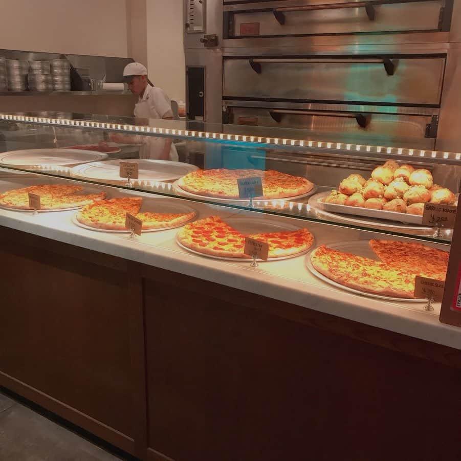 りょうくんグルメさんのインスタグラム写真 - (りょうくんグルメInstagram)「【表参道 PIZZA SLICE2】 表参道にあるオシャレなピザ屋さん🤤 ㅤㅤㅤㅤㅤㅤㅤㅤㅤㅤㅤㅤㅤ 🏠#表参道 #ピザスライス2 🚶‍♂️表参道駅徒歩4分 📖ピザ(¥500)×2 ドリンク(400)×2 ㅤㅤㅤㅤㅤㅤㅤㅤㅤㅤㅤㅤㅤ おっきなピザが食べれる人気のオシャレピザ屋。ピザ生地は薄めで、味がちゃんと本格的で美味しい。テーブルに置いてある調味料かけてもあり。 ㅤㅤㅤㅤㅤㅤㅤㅤㅤㅤㅤㅤㅤ 平日のランチが超オススメで、ピザ2枚とワンドリンクで1000円！！！ コスパ最高！(チーズピザ+一枚を選択) ㅤㅤㅤㅤㅤㅤㅤㅤㅤㅤㅤㅤㅤ コスパ最高だけどでかいから通常で頼んでしまったわ笑 ランチセット+ワンドリンクで二人でシェアでもいいかもね。 ㅤㅤㅤㅤㅤㅤㅤㅤㅤㅤㅤㅤㅤ マッシュルームもペパロニもおいしいよー。 ㅤㅤㅤㅤㅤㅤㅤㅤㅤㅤㅤㅤㅤㅤㅤㅤㅤㅤㅤㅤㅤㅤㅤㅤㅤㅤ 表参道と渋谷にあるけど、表参道の方がオススメ。表参道のほうが駅近で立地もいいし店内も広くて最高。 ㅤㅤㅤㅤㅤㅤㅤㅤㅤㅤㅤㅤㅤ 渋谷店は自然光入るし映えだけど店員が感じ悪かった。 あと犬も入ってきたからアレルギーにはちょい厳しい。 (写真は最初の3枚が渋谷) ㅤㅤㅤㅤㅤㅤㅤㅤㅤㅤㅤㅤㅤ この店ではピザで顔を隠すのが流行りだよ！ コーラは瓶で来たりカップで来たりよくわからんけどどっちにしろ映えるよなー。 ㅤㅤㅤㅤㅤㅤㅤㅤㅤㅤㅤㅤㅤ 誕生日に大きめの名前入りピザでお祝いするのも流行りだ！ ㅤㅤㅤㅤㅤㅤㅤㅤㅤㅤㅤㅤㅤ オススメ。」9月19日 20時53分 - uryo1113