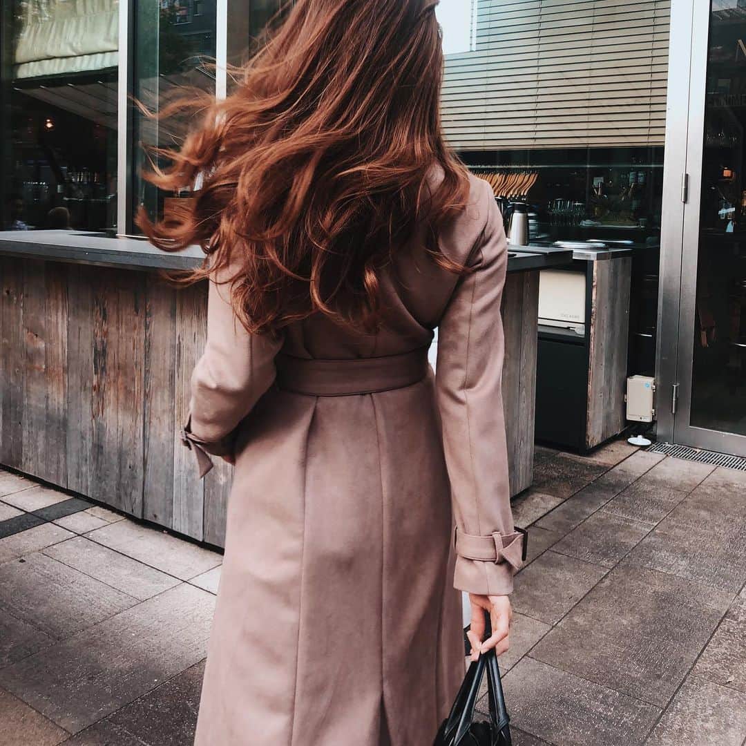 佐野友妃子さんのインスタグラム写真 - (佐野友妃子Instagram)「すっかり秋めいてきたね🍂 今季活躍間違いなしの @rienda_official  のスエードトレンチ🧥❤︎ riendaらしい美しいシルエットで着心地も抜群😘👌 裏地のデザインも可愛い❤️ #rienda#リエンダ」9月19日 20時56分 - yukikosano1111
