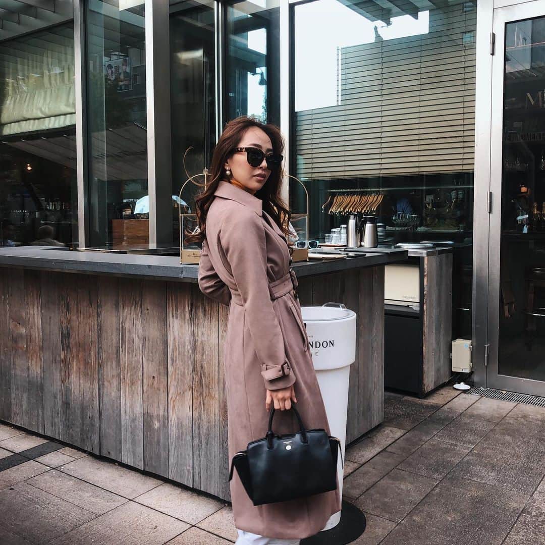 佐野友妃子さんのインスタグラム写真 - (佐野友妃子Instagram)「すっかり秋めいてきたね🍂 今季活躍間違いなしの @rienda_official  のスエードトレンチ🧥❤︎ riendaらしい美しいシルエットで着心地も抜群😘👌 裏地のデザインも可愛い❤️ #rienda#リエンダ」9月19日 20時56分 - yukikosano1111