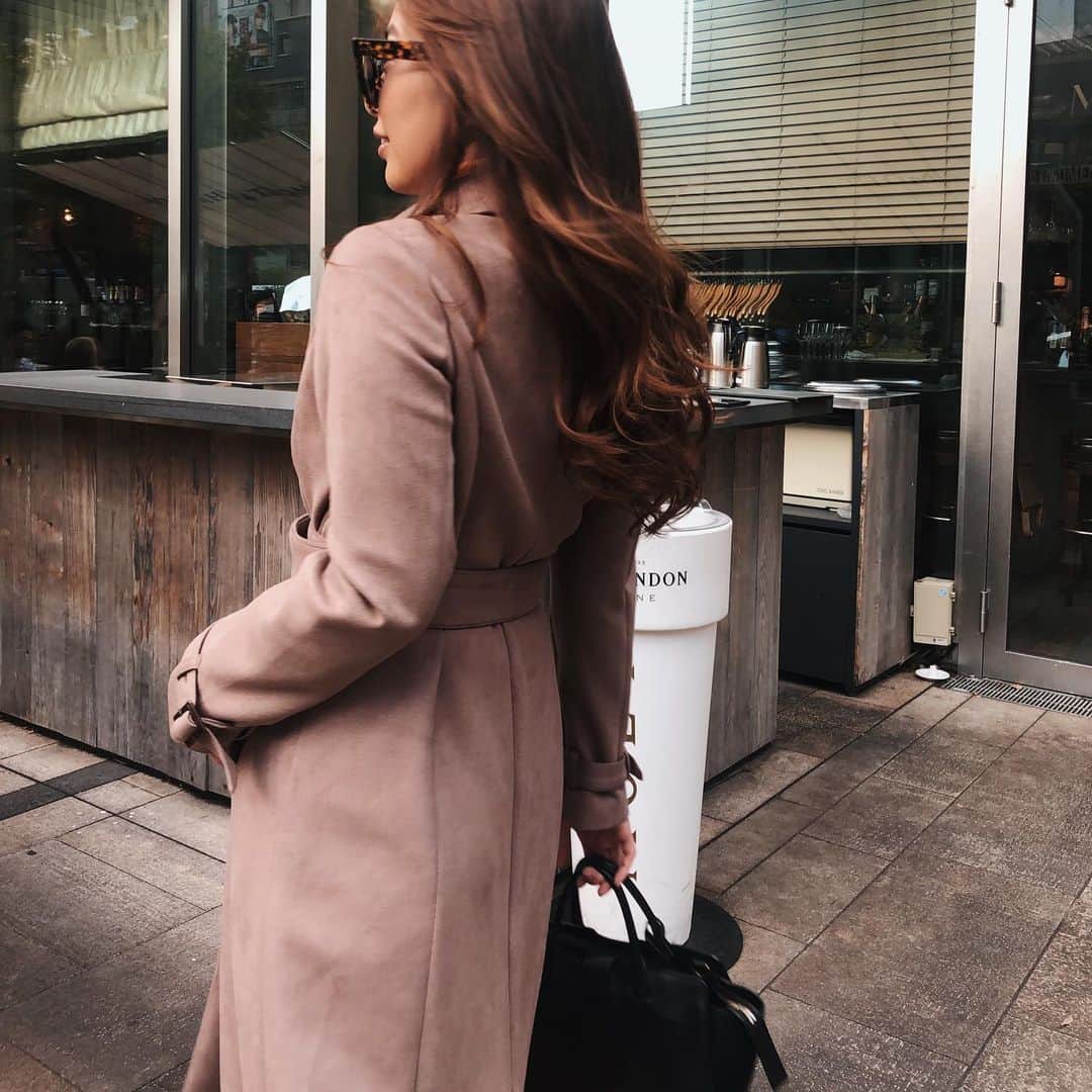 佐野友妃子さんのインスタグラム写真 - (佐野友妃子Instagram)「すっかり秋めいてきたね🍂 今季活躍間違いなしの @rienda_official  のスエードトレンチ🧥❤︎ riendaらしい美しいシルエットで着心地も抜群😘👌 裏地のデザインも可愛い❤️ #rienda#リエンダ」9月19日 20時56分 - yukikosano1111
