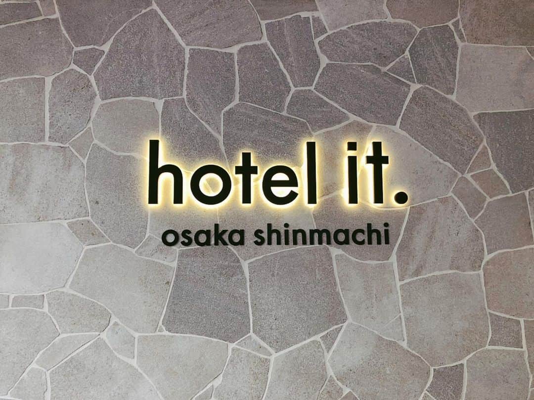 DJ みぃのインスタグラム：「行ってみたかったとこ！サラダビュッフェだけでお腹いっぱいになるくらいボリューム満点のランチ！🥗ピザもパスタも内装も💯😍普通に泊まりたい。。みんみんいつもお疲れ様😂あの話をするときはこれから○○ポーズで🤭 #hotelit #ランチ」