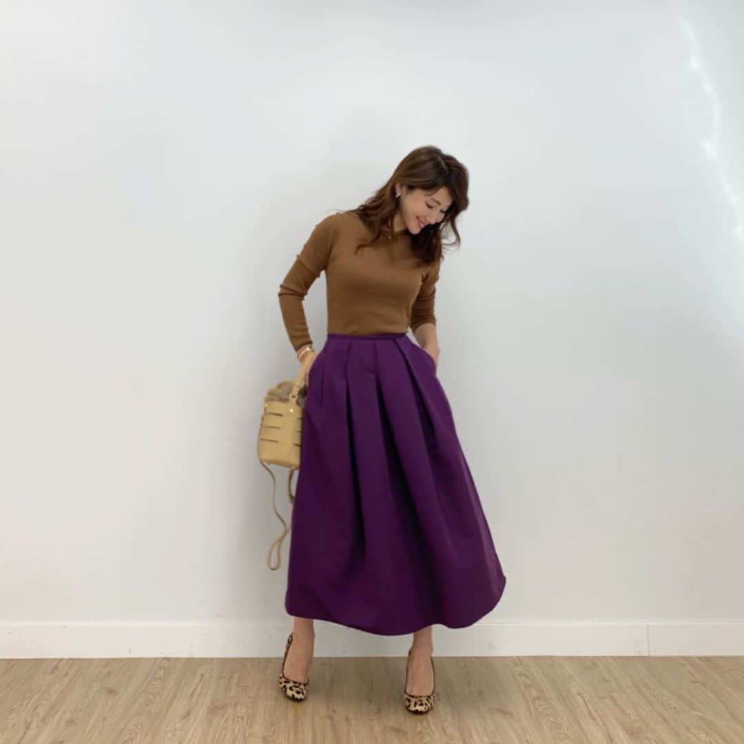 吉田美紀さんのインスタグラム写真 - (吉田美紀Instagram)「・ ・ 秋色が楽しい🍇🍁 ・ このスカートは¥5900という お値段以上の一枚！大人気です♡ ・ バッグも @liala_official から発売間近です♡ ・ ・ knit→#unitedarrows  skirt→#lialapg bag→#liala @liala_official ・ #autumnfashion #autumncolors #coordinate #outfit #ootd #look #style #fashion #wardrobe #instagood #instafashion #秋色 #秋色コーデ #コーディネート #ファッション #ママコーデ #ママコーディネート #ママファッション」9月19日 21時03分 - miki__yoshida