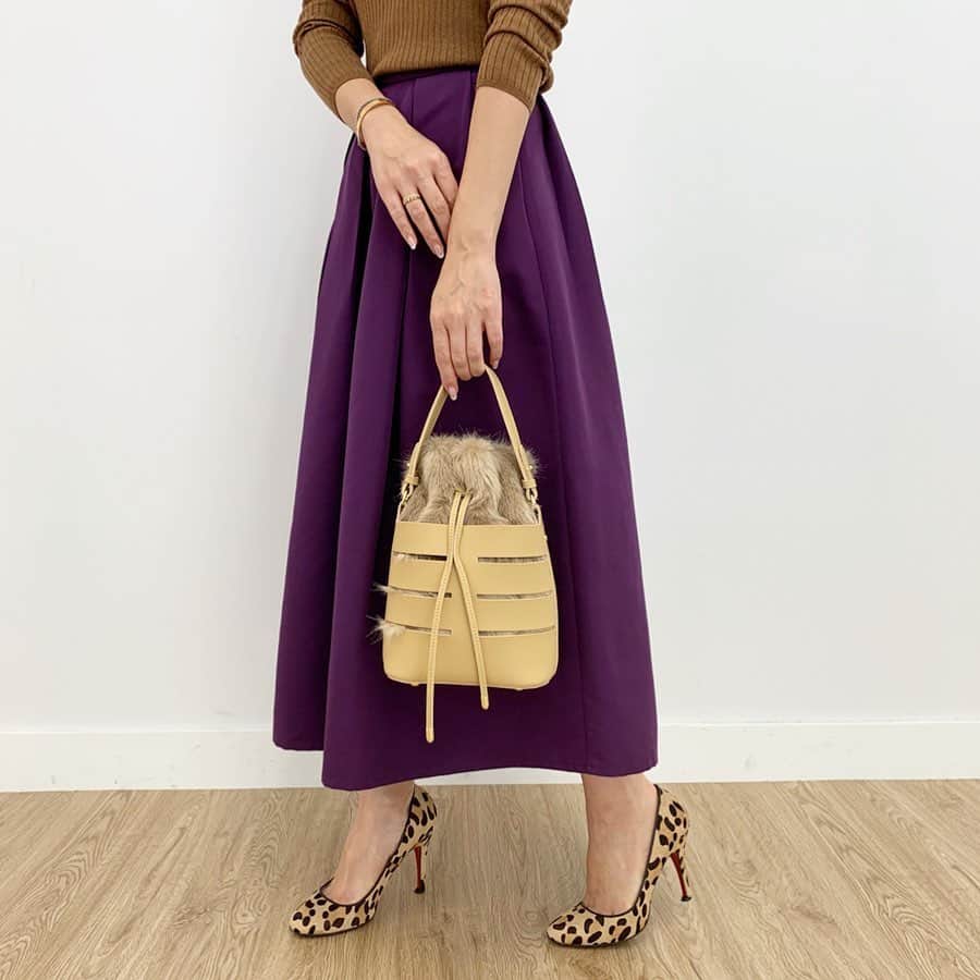 のインスタグラム：「・ ・ 秋色が楽しい🍇🍁 ・ このスカートは¥5900という お値段以上の一枚！大人気です♡ ・ バッグも @liala_official から発売間近です♡ ・ ・ knit→#unitedarrows  skirt→#lialapg bag→#liala @liala_official ・ #autumnfashion #autumncolors #coordinate #outfit #ootd #look #style #fashion #wardrobe #instagood #instafashion #秋色 #秋色コーデ #コーディネート #ファッション #ママコーデ #ママコーディネート #ママファッション」