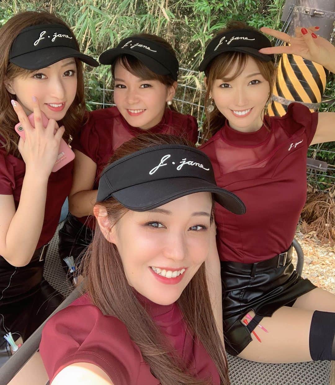 美波千夏さんのインスタグラム写真 - (美波千夏Instagram)「今日は @j.jane_japan の4つ子コーデコンペでした❤️⛳️前回に続きアンバサダーとして参加させていただきました🥺✨ ある日インスタで見かけて一目惚れしたウェアブランド！こうして携わらせていただけてとても嬉しいです💓💓 . 同組のななちゃん、そっちゃん、みさきちゃん👭👭💓みんなでワイワイ本当に楽しかった🥺✨1日ですごく仲良くなれました💓 . 最終ホールではななちゃんと一緒にバーディー取れました🙌終わり良ければすべて良し！笑 . 今回のウェアはレザースカートなんだけど、すんごく伸びるからノンストレスでプレーできました！でもピタッとしてくれるからスタイルよく見えます🥺💓 . 可愛い子に囲まれて幸せな1日だった🥺💓いい夢が見れそうです💓 . . . #j_janecup」9月19日 21時03分 - chinatsu_minami