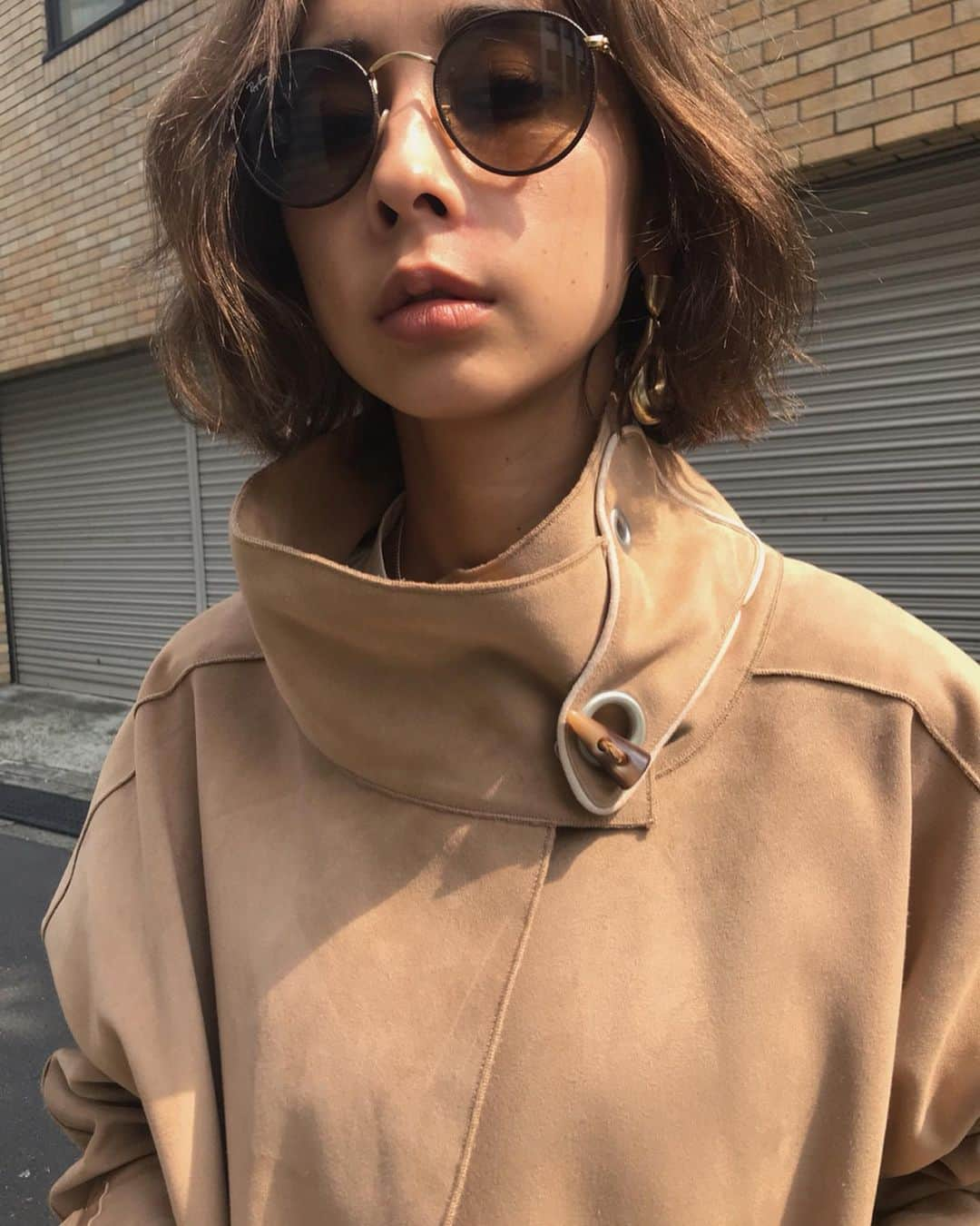 黒石奈央子さんのインスタグラム写真 - (黒石奈央子Instagram)「あめりふく。 . WRAP COLLAR COAT ¥27500+tax 9/20 LACE UP SLEEVE BLOUSE ¥12900+tax 9/24 COMFY SLIT  TAPERED PT ¥14800+tax 10/1 . 人気なシルエットのラップカラーコート！ベーシックカラーなベージュも可愛いよね！ .  @ameri_shinjuku @amerivintage @ameri_daikanyama @ameri.shinsaibashi #ameri#amerivintage #fashion #vintagefashion #coordinate#ootd#outfit#osanposnap #705_outfit #大人ファッション #大人コーディネート #大人スタイル #modestyle #modefashion#modecasual」9月19日 21時03分 - blackstone705