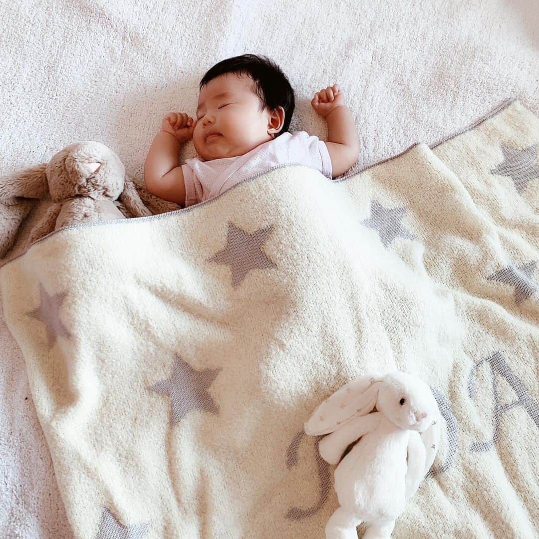 asami0510のインスタグラム：「少しずつ涼しくなってきたので温かそうなブランケットGETしたよ♡ カラーを選べたり文字入れが出来るから届くの楽しみに待ってたの^_^  そして日に日にムチムチになっていく娘👶頬っぺたぽちゃぽちゃ過ぎて首が見えなくなりました〜笑🤣💕💕 #anniversaryblanket #アニバーサリーブランケット #オーガニックコットン100% #生後2ヶ月 #お昼寝」