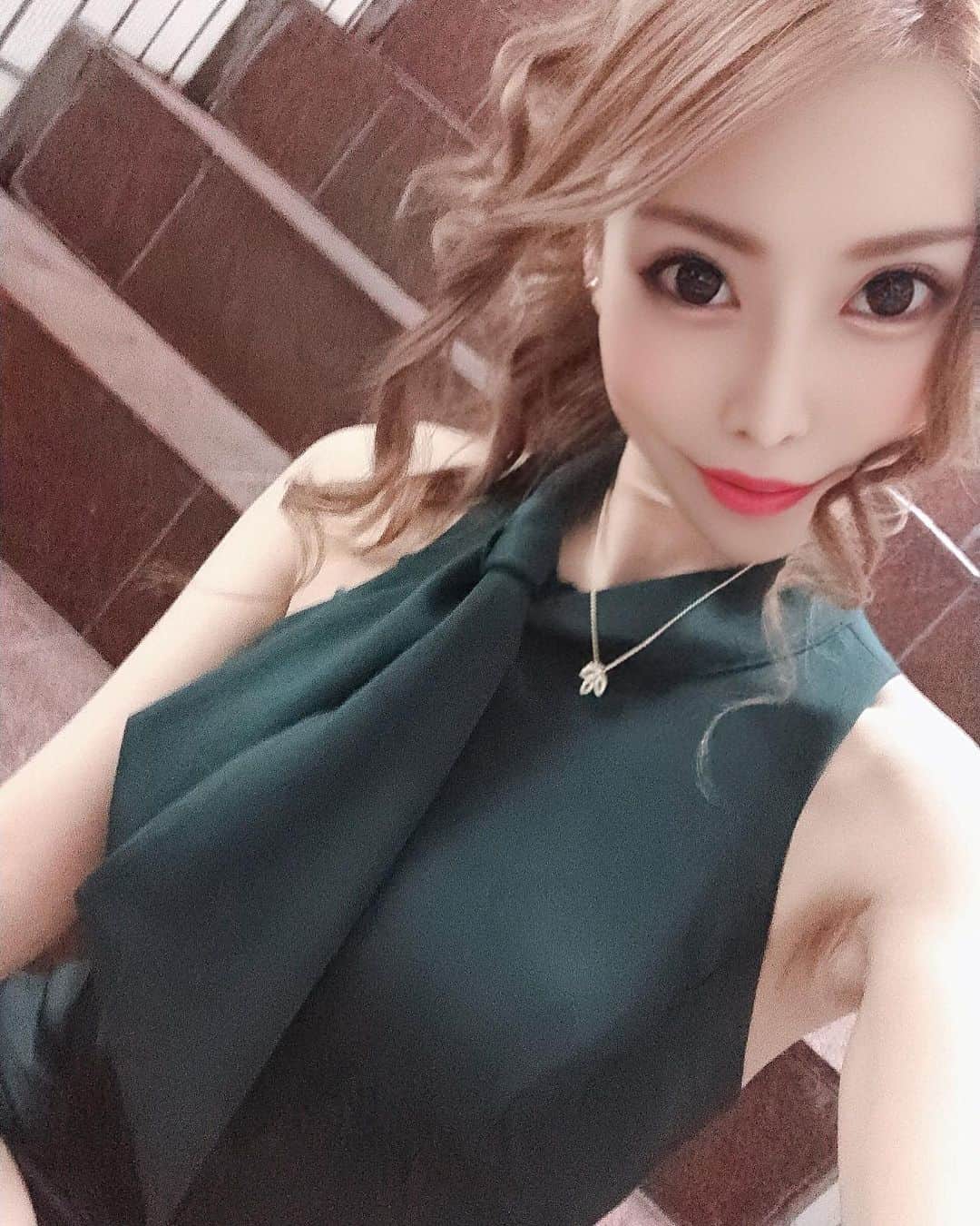高橋沙弥華のインスタグラム：「スカーフドレス👗の緑届いた❤ スカーフの結び方いろいろできるみたいやけど、シンプルにしたよ😊  黄色とどっちが似合うー？🤔🤔 @angelr_dress #ドレス #色違い #お気に入り #simple #痩せた #diet #マツエク #アップワードラッシュ #いい感じ #エグータム #フラットラッシュ」