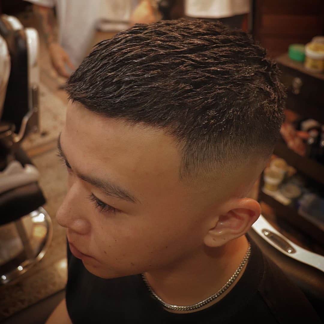 のインスタグラム：「••• @mr.brothers_cutclub HARAJUKU 2nd の @shota_bell さんのスタイル💇‍♂️💈 Repost from @shota_bell . ••• DRESSKIN🎩 Men's grooming online store🤵🏻 https://dresskin.com ⇨プロフィールからご覧ください👀 🌏For international customer ⇨https://global.dresskin.com✈️ ••• #mrbrotherscutclub #broshpomade #harajuku2nd #dresskin #cosmetics #menshair #mensgrooming #pomade #gentleman #barber #barbershop  #ミスターブラザーズカットクラブ #原宿 #ブロッシュ #クロップ #ドレスキン#メンズコスメ #メンズグルーミング #美容男子 #シェアコスメ #グルーミング #身嗜み #バーバーショップ #バーバースタイル #フェード #ポマード #ヘアワックス」