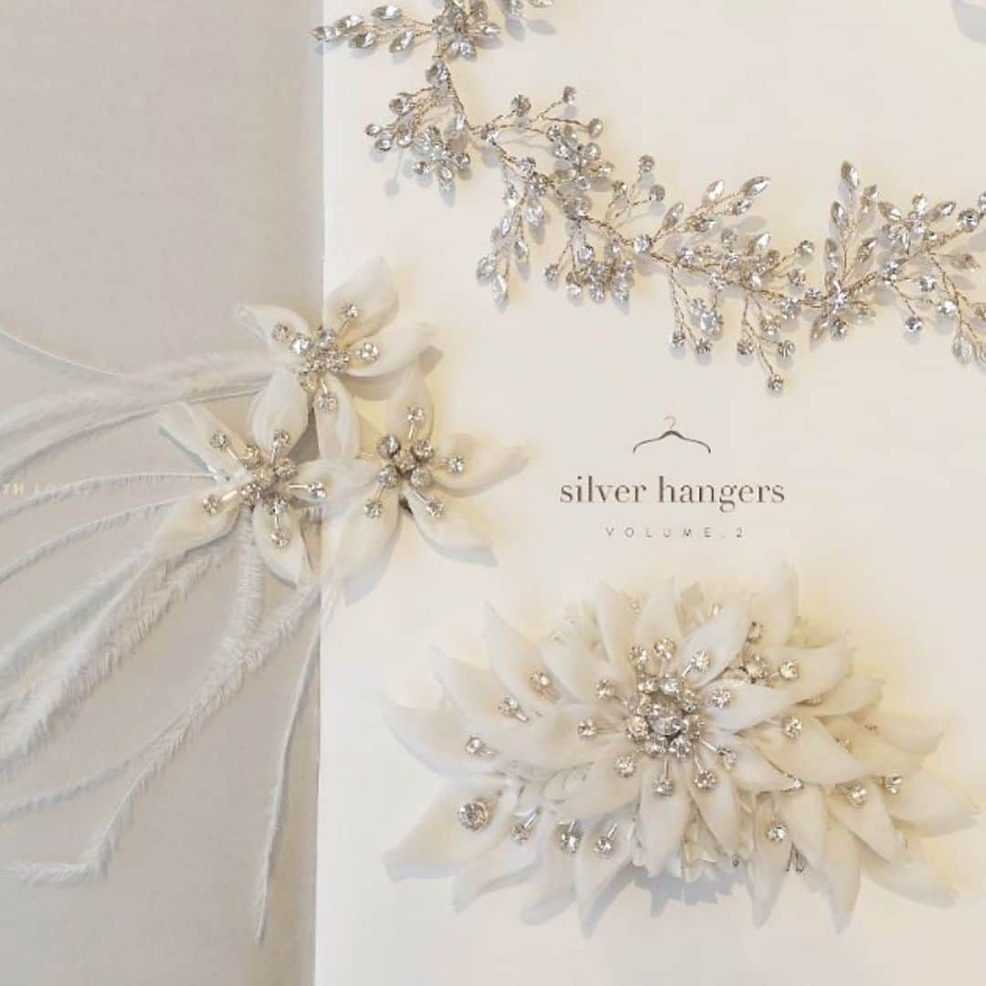 wedding dress 岐阜・名古屋のインスタグラム：「* Silver hangersでは たくさんのインポートアクセサリーもお取り扱いしています。 * 特別な1着には お気に入りのアクセサリーを合わせて あなたらしさを表現していただきたい… そんな想いを込めて買い付けをしています🕊 * #silverhangers  #thetreatdressing #シルバーハンガーズ  #weddingdress #ウェディングドレス #ウエディングドレス」