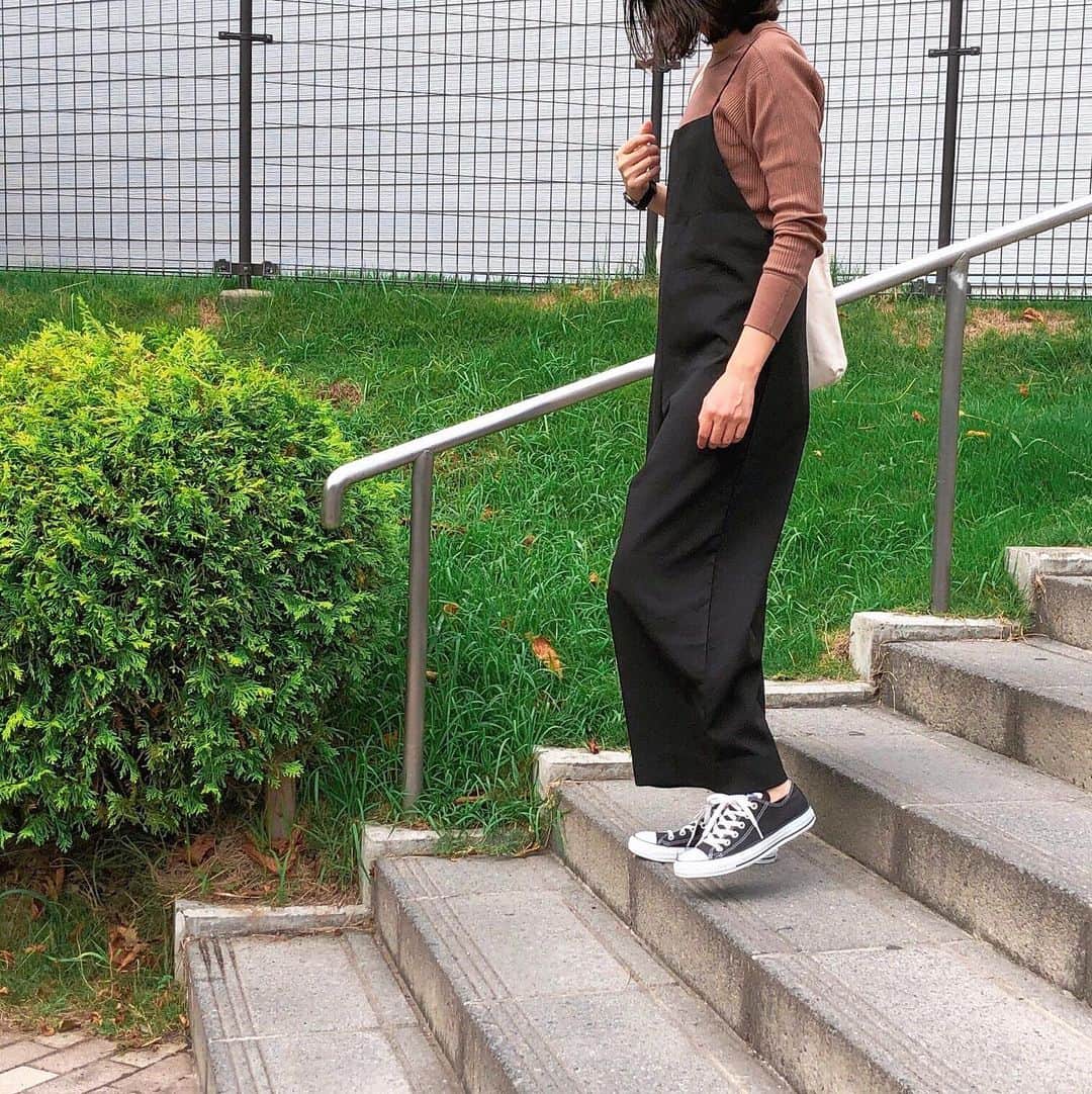 Mameのインスタグラム：「着心地の良いリブニットは #healthknit ✨ もうすっかり秋の空気に変わって清々しい気持ちと、夏が終わる寂しさと…そんな今日この頃です🥺💜」
