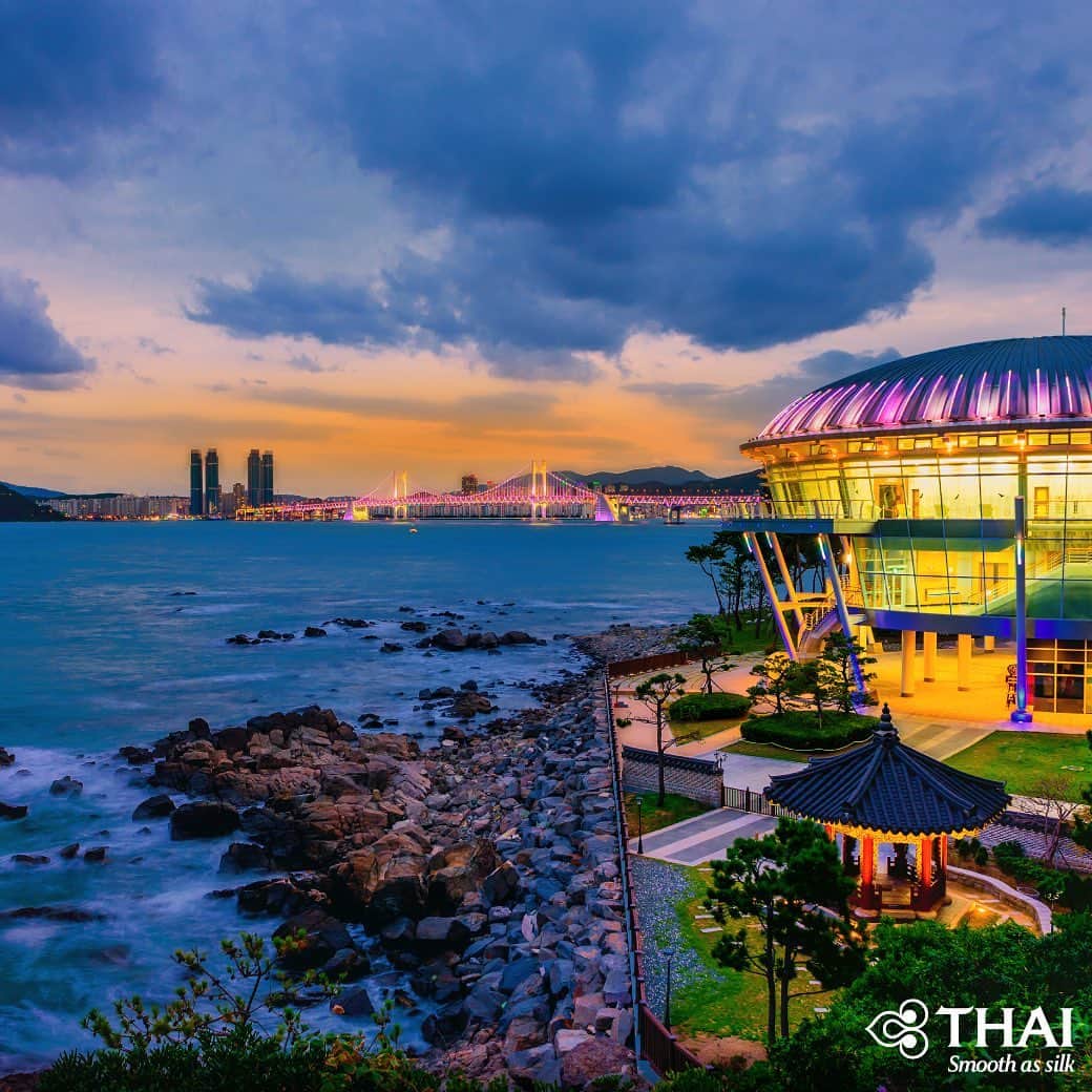 のインスタグラム：「Built as the holding place of 2005 APEC Summit, the beautiful and modern looking Nurimaru APEC House on Dongbaek Island, Busan, South Korea, is one of its city most iconic tourist attractions. It is now used as a memorial hall of the summit as well as an international conference hall. It also offers a spectacular view of the nearby Haeundae Beach. . #ThaiAirways #Nurimaru #NurimaruAPECHouse #Busan #HaeundaeBeach #SouthKorea #FlyTHAItoBusan #FlyTHAItoSouthKorea」
