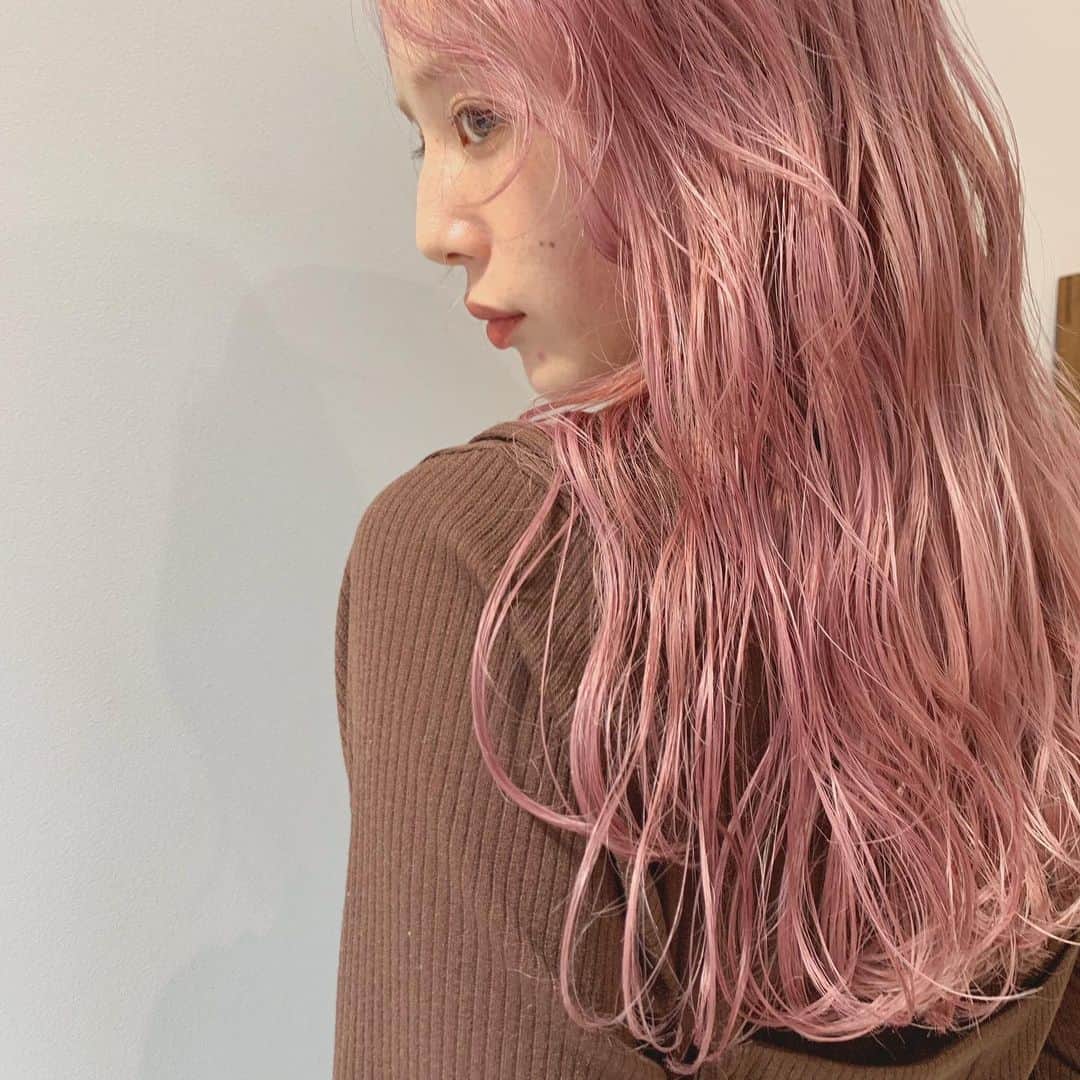 目見田早弥子のインスタグラム：「| 🍑🍇 pink chargeしました𓈒𓂂 結局おピンク🌸 根元のリタッチとトリートメントもしてもらいました◯ ⠀ ワンピースは @candystripper_official 💫 Thank you 🧡 @candy_yoshie」