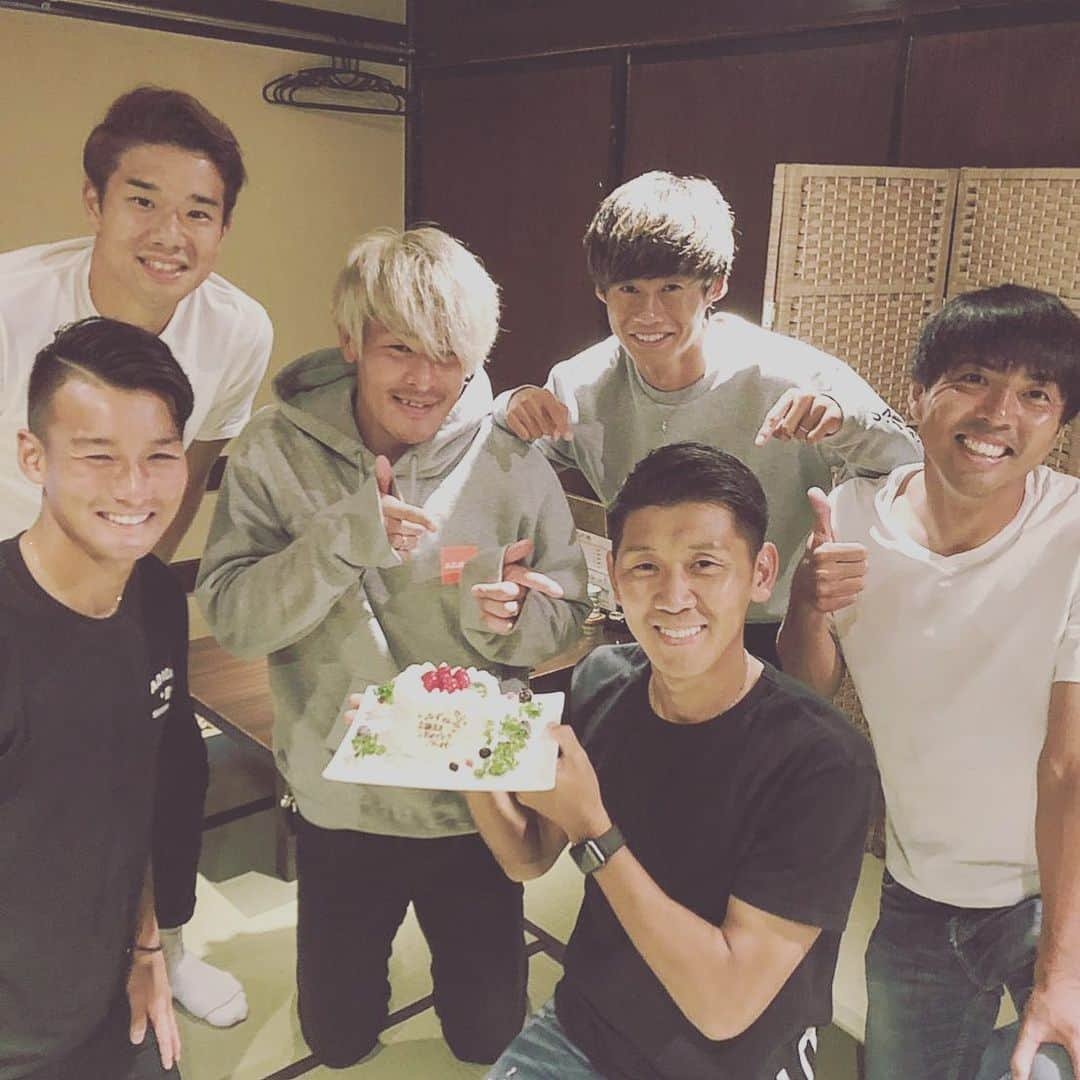 村山智彦のインスタグラム：「ㅤㅤㅤㅤㅤㅤㅤㅤㅤㅤㅤㅤㅤ ジェフにお世話になった事あるよ会 & バースデーパーティー 水さん ㅤㅤㅤㅤㅤㅤㅤㅤㅤㅤㅤㅤㅤ  #またまたご馳走になってしまいました #水さんありがとうございます #えっ村山どぉした！って？ #jrユースがジェフなんです #俺と水さんは姉崎公園 #あとはユナパ #パウリーニョは次回かな #発案者 #町田也真人 #結構仕切ってた #色々とありがとう #松本はもぉパーカー着ます #寒いです」