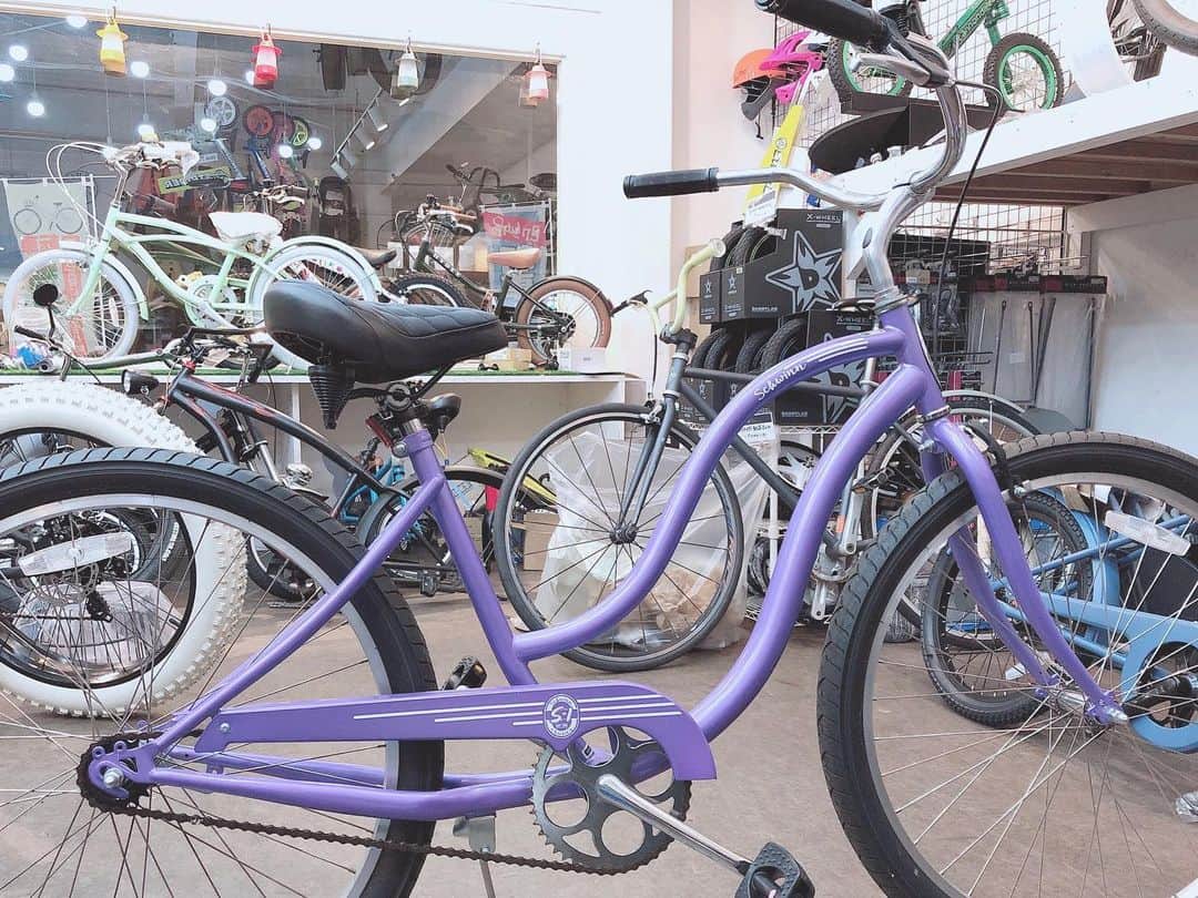 安村幸子さんのインスタグラム写真 - (安村幸子Instagram)「まさに家族皆一目惚れ🚲  ミリヤの新車🥳  やっーと思い通りの #ビーチクルーザー に出会いました✨  さすが @cycleparktomy 🎪  しかも #カスタム されているのでカブることがない❣️っと思われます💜  ケイトの自転車も検討中。。。 出会いって素敵✨  納車が楽しみ🦄  #シュウィン #SCHWINN #自転車 #カスタム #サイクルパークトミー」9月19日 21時21分 - sachiko.y.523