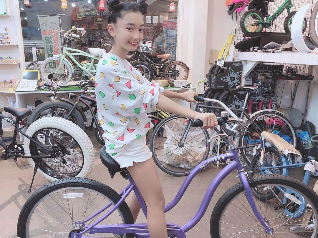 安村幸子さんのインスタグラム写真 - (安村幸子Instagram)「まさに家族皆一目惚れ🚲  ミリヤの新車🥳  やっーと思い通りの #ビーチクルーザー に出会いました✨  さすが @cycleparktomy 🎪  しかも #カスタム されているのでカブることがない❣️っと思われます💜  ケイトの自転車も検討中。。。 出会いって素敵✨  納車が楽しみ🦄  #シュウィン #SCHWINN #自転車 #カスタム #サイクルパークトミー」9月19日 21時21分 - sachiko.y.523