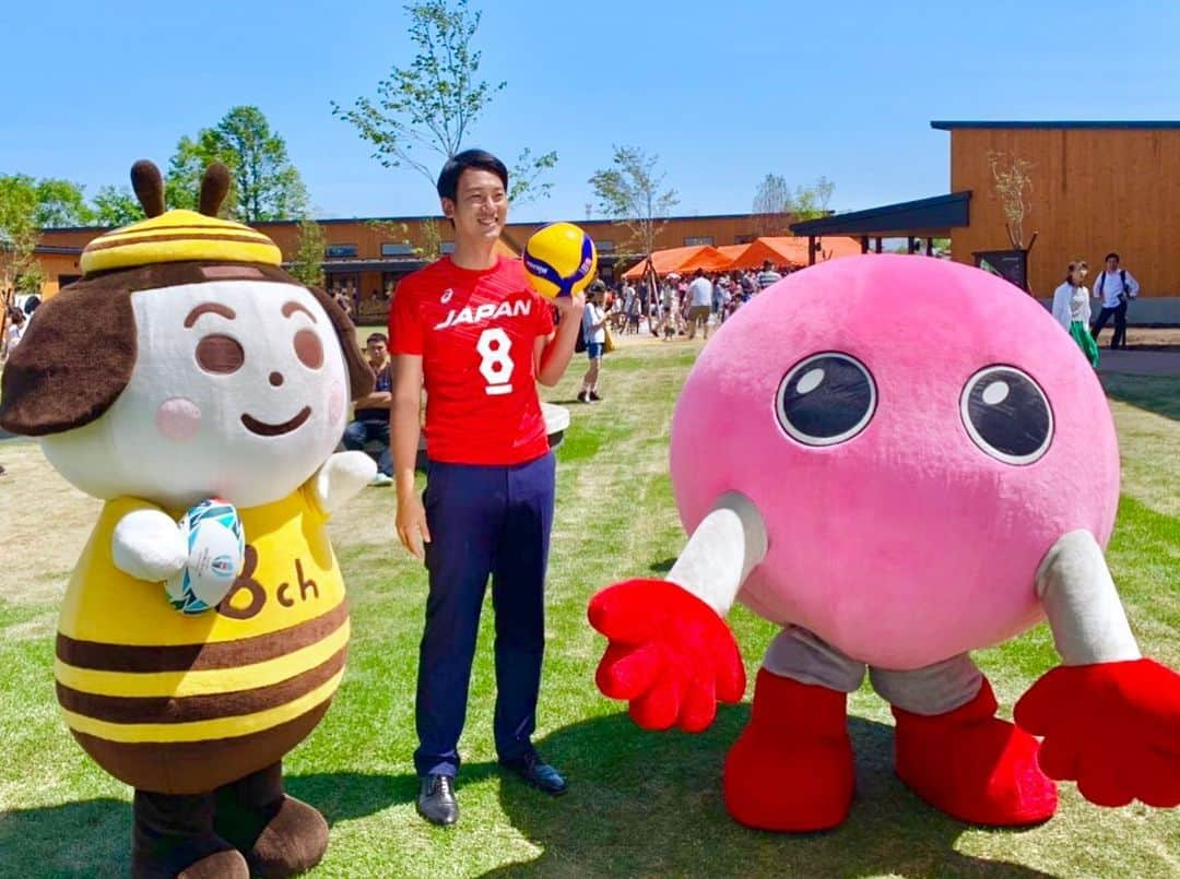 福本義久さんのインスタグラム写真 - (福本義久Instagram)「【W杯バレー】 4年に1度のW杯バレー🏐 9月22日(日)から札幌でも行われます！ 先輩の廣岡アナが日本vsブラジルの試合を実況！僕も日本以外の国の実況を担当します😆国際大会デビュー🎉  最近流れている番宣、「UHBの今夜のラインナップは？」や「スポ魂宣言！UHB」も見てもらえると嬉しいです🙇‍♂️ #W杯バレー #W杯 #バレーボール #volleyball #バボちゃん #みちゅバチ #なぜかラグビーボール #UHB #アナウンサー #廣岡俊光 #日本 #ブラジル #実況 #福本義久 #国際大会デビュー #スポ魂宣言」9月19日 21時22分 - uhb_fukumoto