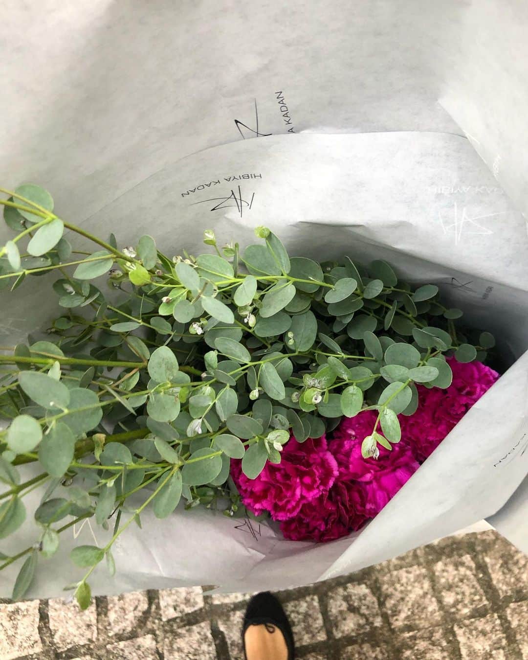 吉原珠央さんのインスタグラム写真 - (吉原珠央Instagram)「気持ちに余裕を与えてくれるもの♫ それは、寄り道してお花屋さんでときめきを探す時間。ときめいたときだけ買うことにしています^_^ ときめく出会いがない時は、ムリせず眺めるだけ。今日は、ときめきを強く感じたユーカリと、どきっとするほど鮮やかなカーネーションに出会えました♡  #心を整える #優先順位を整理 #マイナスする事 #シンプルにする事 #時間が足りないと思う時ほど #余裕を作り出す習慣 #お花のある暮らし  #ユーカリ #ドキッとする色 #木曜日」9月19日 21時24分 - tamaoyoshihara