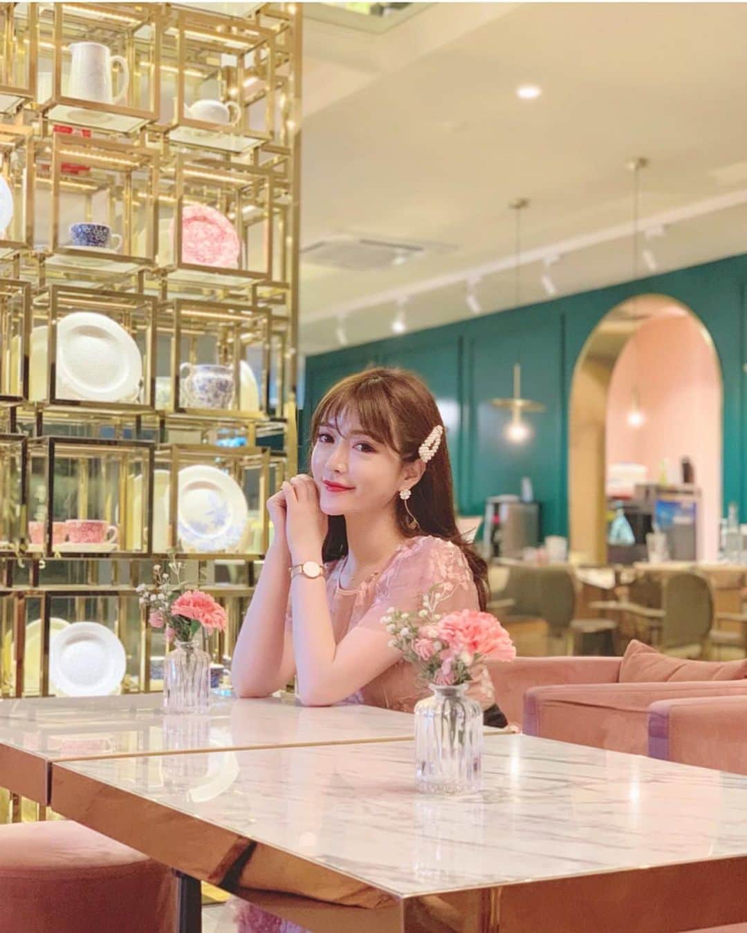 蓼沼綾さんのインスタグラム写真 - (蓼沼綾Instagram)「💐🎀🌞💒🍇 ^_^ フリマイベントまであと2日！ 3連休の初日はフリマだよ💖 ・ 今回の会場はとってもフォトジェニックで とっても可愛いんです🥺💕 どなたでもご来場出来るので 是非遊びにいらして下さい🥨💕 皆様と沢山お写真撮れたら嬉しいなぁ☺️💖 ・ 詳しくは @socialhousebine の アカウントチェックしてね👉✔️💖 ・ 9月21日(土) 13:00〜16:00 入場料:500円 場所:  social house BINE  港区元麻布2-8-4( @socialhousebine ) 広尾駅 A1出口から徒歩10分🐾 ・ 1枚目のお写真は韓国のカフェ🥂 2枚目以降は今回の会場です👉 (はぁ、可愛すぎて🥺💖💖ワクワクドキドキ！) ・ ・ #フリマイベント #socialhousebine #フリマ #広尾 #麻布 #元麻布 #fleamarketstyle #fleamarket #インスタグラマー #ootd #outfit #instastyle #fashion #コラボイベント #popup #카페투어 #카페추천 #카페스타그램 #오오티디 #패션스타그램 #한국여행 #여행일기 #여행중독 #韓国カフェ #韓国旅行 #弘大 #ホンデ #heavenontop」9月19日 21時28分 - tadeaya