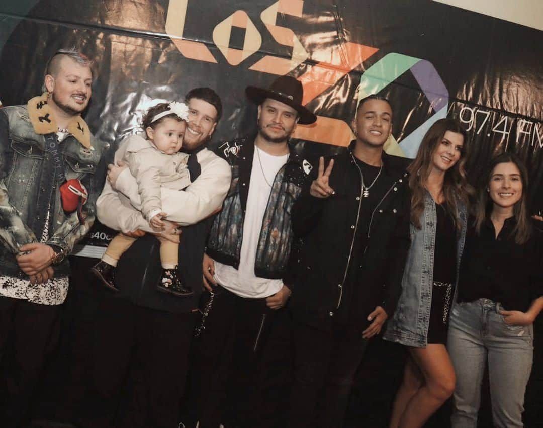 Carolina Cruz Osorioさんのインスタグラム写真 - (Carolina Cruz OsorioInstagram)「• Ayer en el básico de @los40colombia con @piso21music @tamayoalejandra y la bebe más linda de este mundo @daniellearciniegasmartinez que noche tan increíble chicos, son lo máximo⭐️⭐️ también aprovechamos este evento para seguir con nuestra campaña de #DonaTuJean #UneteAlRetoAE DE @americaneaglecol Y @limpiatuclosetcolombia hay plazo hasta el 2 de octubre, vamos por esos 8.000 jeans, ojalá más. Las donaciones se pueden hacer en cualquier almacén @americaneaglecol del país, jeans en buen estado que ya no usen de cualquier marca y se les darán  un bono por 40.000 para que compren un Jean nuevo 👖👖」9月19日 21時29分 - carolinacruzosorio