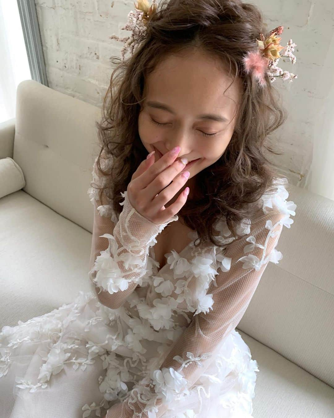 榊本麻衣さんのインスタグラム写真 - (榊本麻衣Instagram)「♡♡ . . ちょっと前の撮影のoffshot💐🕊 . . 可愛いドレスに可愛いヘアメイクが すんごい気分上がる🥺💓 . . このドレスめっっちゃ可愛い😍💕💕 繊細なレースやから撮影の時も すごく気をつけながら撮影したよ😚💋 . . もっともっと撮影出来るように がんばろっと🙊💋 . . #model #モデル #花嫁 #ウエディング #ドレス #ウエディングドレス #プレ花嫁 #ウエディングフォト #フォトウェディング #ブライダル #ブライダルヘア #ブライダルヘアメイク #ブライダルメイク #結婚式 #結婚式ヘアアレンジ #女の子の憧れ #ウエディング撮影 #ブーケ #撮影 #ヘアアクセ #笑顔 #smile #レース素材」9月19日 21時30分 - maipipii