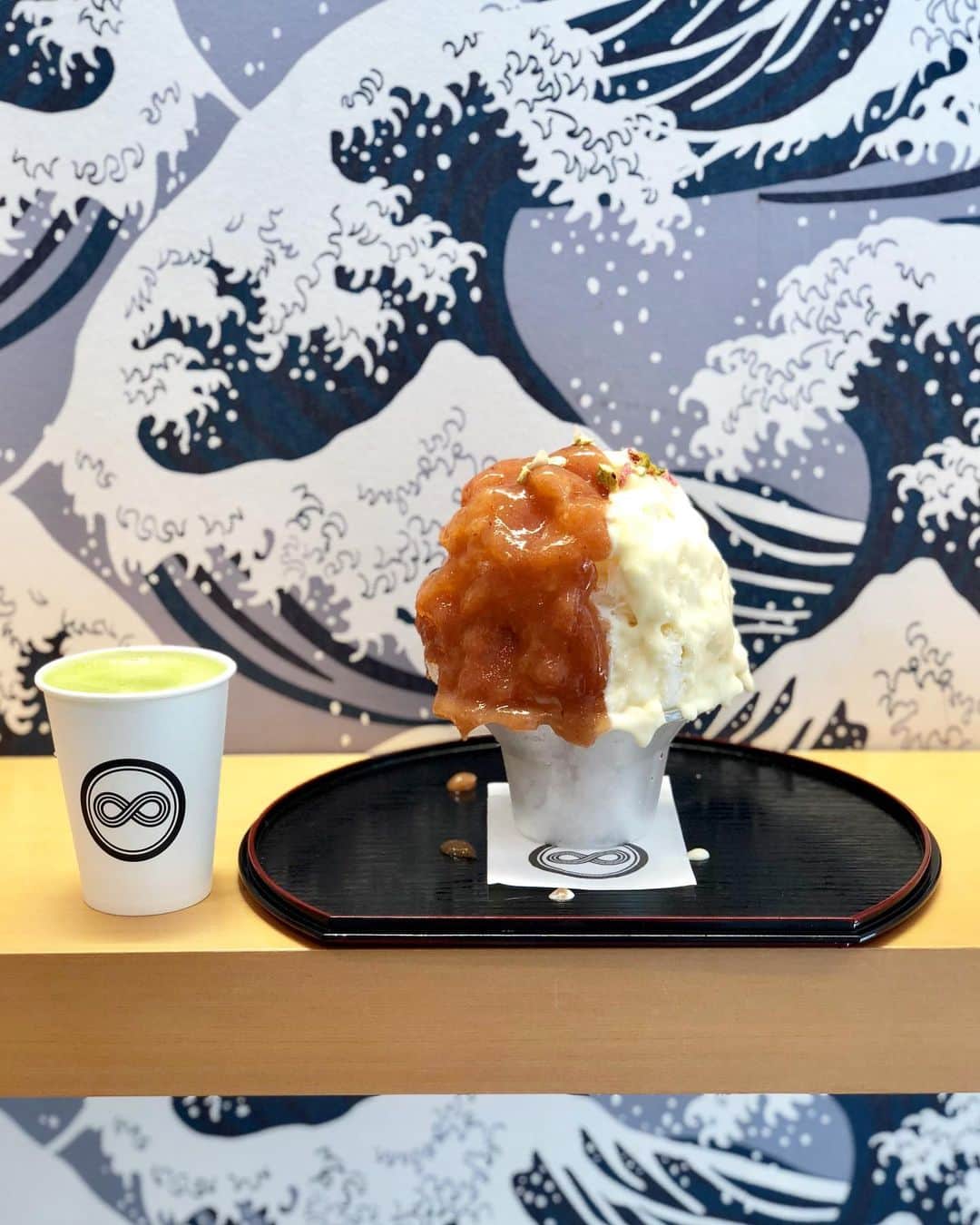 黒田麻理耶さんのインスタグラム写真 - (黒田麻理耶Instagram)「. オフィスランチ後のデザート🍧💕 . さとちゃん(@tomi_samy)と かおちゃん(@okuyama_kaori)と カレー🍛を食べた後に「八屋」へ💁‍♀️ . 9月の限定かき氷は、白みそチーズといちじく🍧 白みそチーズはこっくり濃厚、 いちじくは甘さがありつつもスッキリ感が💓 . 美味しかった〜🤤❤️ . #八屋  #HACHIYA  #八屋teastand #千駄ヶ谷  #北参道  #代々木  #ダガヤサンドウ #日本茶専門店  #カフェ  #かき氷  #🍧 #白みそチーズといちじくのかき氷」9月19日 21時31分 - mariya_kuroda