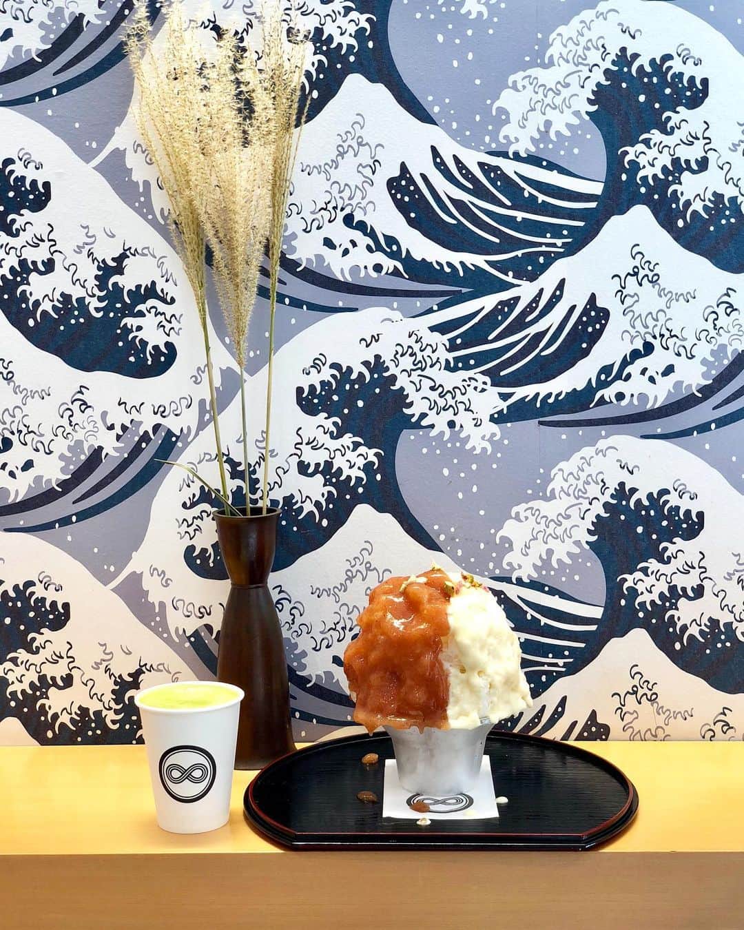 黒田麻理耶さんのインスタグラム写真 - (黒田麻理耶Instagram)「. オフィスランチ後のデザート🍧💕 . さとちゃん(@tomi_samy)と かおちゃん(@okuyama_kaori)と カレー🍛を食べた後に「八屋」へ💁‍♀️ . 9月の限定かき氷は、白みそチーズといちじく🍧 白みそチーズはこっくり濃厚、 いちじくは甘さがありつつもスッキリ感が💓 . 美味しかった〜🤤❤️ . #八屋  #HACHIYA  #八屋teastand #千駄ヶ谷  #北参道  #代々木  #ダガヤサンドウ #日本茶専門店  #カフェ  #かき氷  #🍧 #白みそチーズといちじくのかき氷」9月19日 21時31分 - mariya_kuroda