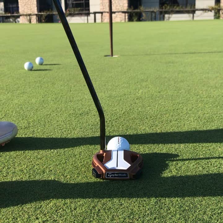のインスタグラム：「新しい相棒👯‍♀️ 凄くいい。  #spiderx#gold#white#putt#putter#golf#newtool#gear#taylormadegolf」