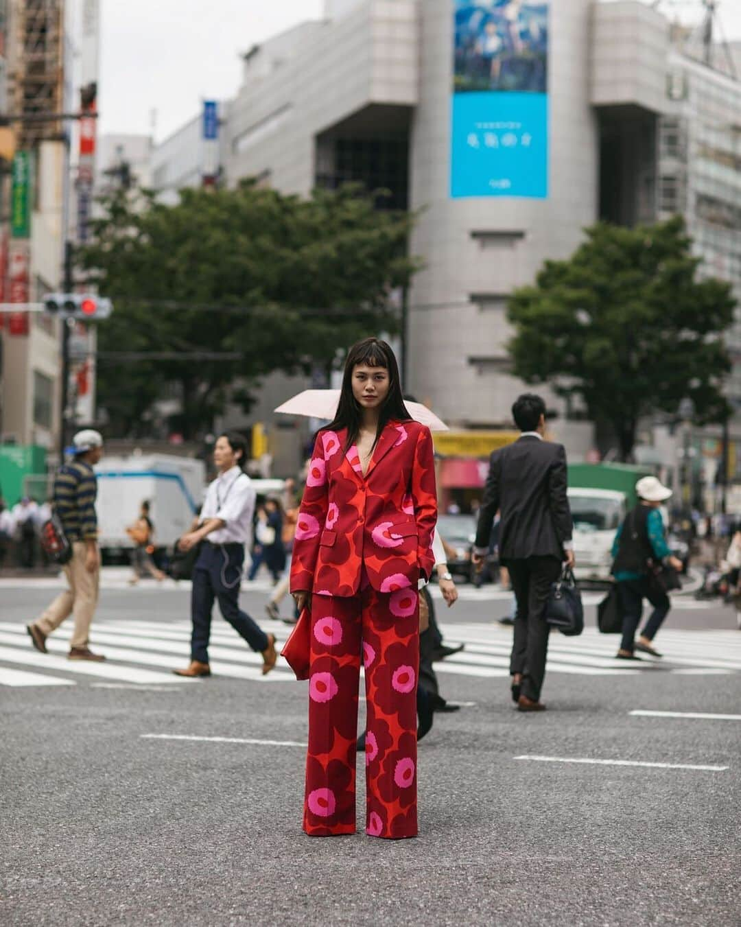 マリメッコさんのインスタグラム写真 - (マリメッコInstagram)「The Tokyo based illustrator Shen Tanaka is wearing the Vetoava Unikko jacket and Osuva Unikko trousers. ⠀⠀⠀⠀⠀⠀⠀⠀⠀ Explore the new collection at marimekko.com and in-store and get inspired by our new #boldbynature episode with Shen Tanaka on our page. Link in the bio!. #marimekko」9月19日 21時44分 - marimekko