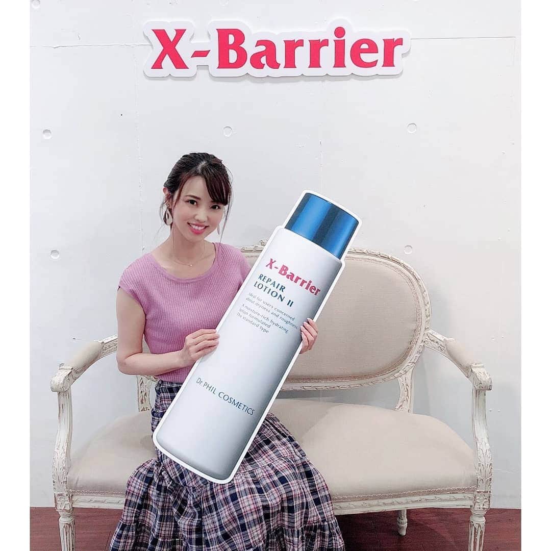 のインスタグラム：「これからの季節に増えると思う乾燥悩み.。o○ . 肌が粉をふいたり、赤みが出たり。。そんな時は肌のバリア機能が弱ってるから。 . 今回、そんな弱ったバリア機能を立て直す為に作られたコスメがドクターフィルコスメティクス（@drphil_cosmetics ）『エクスバリア』✨ ヒアルロン酸の約5倍の保水力をもったサクランTMを配合してるから外的刺激や水分蒸散を防いでくれるの☻ . 実際にイベントでも商品を試させてもらったんだけど、化粧水も乾燥に応じて3段階あって、同じ化粧水でも透明感〜乳白色まであって、おもしろいの♪ . お肌の乾燥度合いって人それぞれ違うし、自分に合ったのが選べるのはいいよね☆ . 10月16日から発売開始だけど、トライアルセットのみ販売開始してるよ☻ . #弱バリア肌を立て直す #肌が敏感な人 #ドクターフィルコスメティクス #cosme #cosmetic #skincare #スキンケア #drphilcosmetics #beauty #敏感肌 #サクランtm  #エクスバリア」