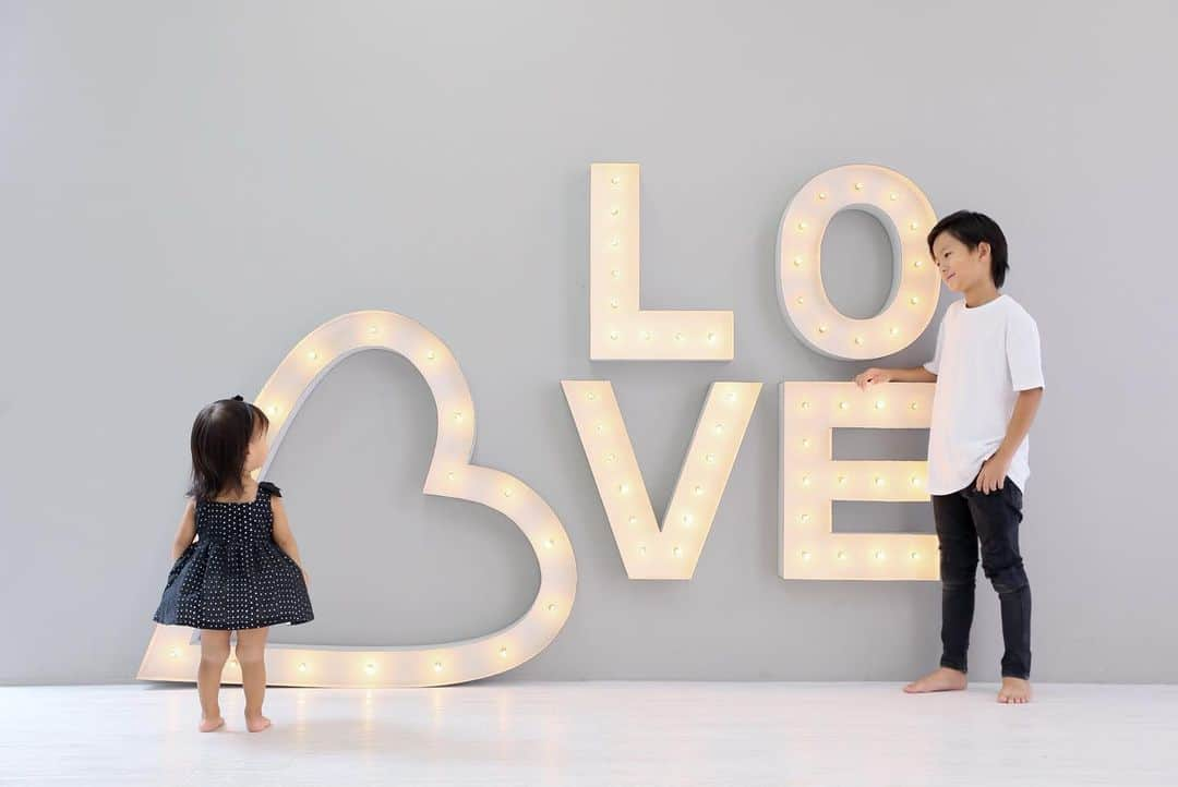 孫きょうさんのインスタグラム写真 - (孫きょうInstagram)「L O V E 👦🏽🧒🏻❤️﻿ ﻿ 秋生まれの2人。﻿ もうすぐ2歳と10歳🎂﻿ ﻿ 3枚目はハーフバースデーを迎えた甥っ子くんと👶🏻💙 (あんちゃん笑うの我慢してる、への字顔w)﻿ ﻿ 4枚目以降は去年、同じLOVE前で。﻿ 2人とも1年でたくさんの成長ありがとう🥰﻿ ﻿ @littletreephotostudio ﻿ ﻿ #2歳 #10歳 #年の差兄妹 #フォトスタジオ #誕生日フォト #キッズフォト #2ndbirthday #10thbirthday #love #littletreephotostudio」9月19日 12時57分 - sonkyou1013