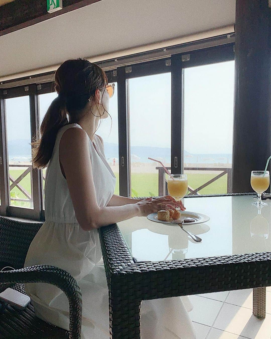 のインスタグラム：「贅沢に自然に囲まれながら ホテルのラウンジでtea time...ㅤㅤㅤㅤㅤㅤㅤㅤㅤㅤㅤㅤㅤ 落ち着いた空間で 癒されました🥺💕ㅤㅤㅤㅤㅤㅤㅤㅤㅤㅤㅤㅤㅤㅤㅤㅤㅤㅤㅤㅤㅤㅤㅤㅤㅤㅤ Leoryで夏に発売した ホワイトのワンピースを ようやく着れた🥺✨ㅤㅤㅤㅤㅤㅤㅤㅤㅤㅤㅤㅤㅤ ビーチ沿いを真っ白の ワンピースで歩く事が 密かに楽しみだったの🙈💕 ㅤㅤㅤㅤㅤㅤㅤㅤㅤㅤㅤㅤㅤ  #沖縄#奥間#女子旅 #laviedeleory#leory#LeoryxEBLÓA #beach#ラヴィドゥレオリー#レオリー#レオリーエブロア#arisa_fashion」