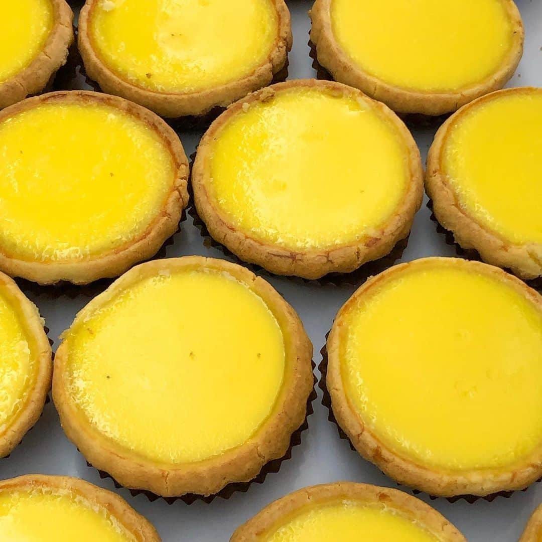 Discover Hong Kongさんのインスタグラム写真 - (Discover Hong KongInstagram)「Egg tarts: a timeless classic in Hong Kong’s tremendous snack repertoire. 要數香港的道地小吃，經典又滋味的蛋塔必定上榜！ 📷: @gordonv8 #DiscoverHongKong #repost」9月19日 13時01分 - discoverhongkong