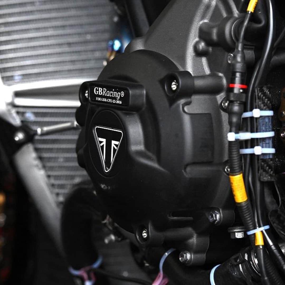 Triumph Motorcycles Japanさんのインスタグラム写真 - (Triumph Motorcycles JapanInstagram)「トライアンフMoto2™3気筒765ccエンジン開発の物語は、2017年、スペインのアラゴン州にあるカラファット・サーキットから始まりました。 そこから2019年までの約2年、急ピッチでエンジンの開発が進められ、今季のMoto2™世界選手権のマシンの速度を速め、最高速度記録を塗り替えています。  #PoweredByTriumph #AragonGP #Moto2 #StreetTriple #ForTheRide #トライアンフ #トライアンフはかっこいい #バイク #スピードツイン #バイク好きな人と繋がりたい #バイクのある風景 #バイクが好きだ #バイク乗りと繋がりたい #理想のライドがそこにある #トライアンフ乗りと繋がろう2019秋」9月19日 13時02分 - triumph_motorcycles_japan