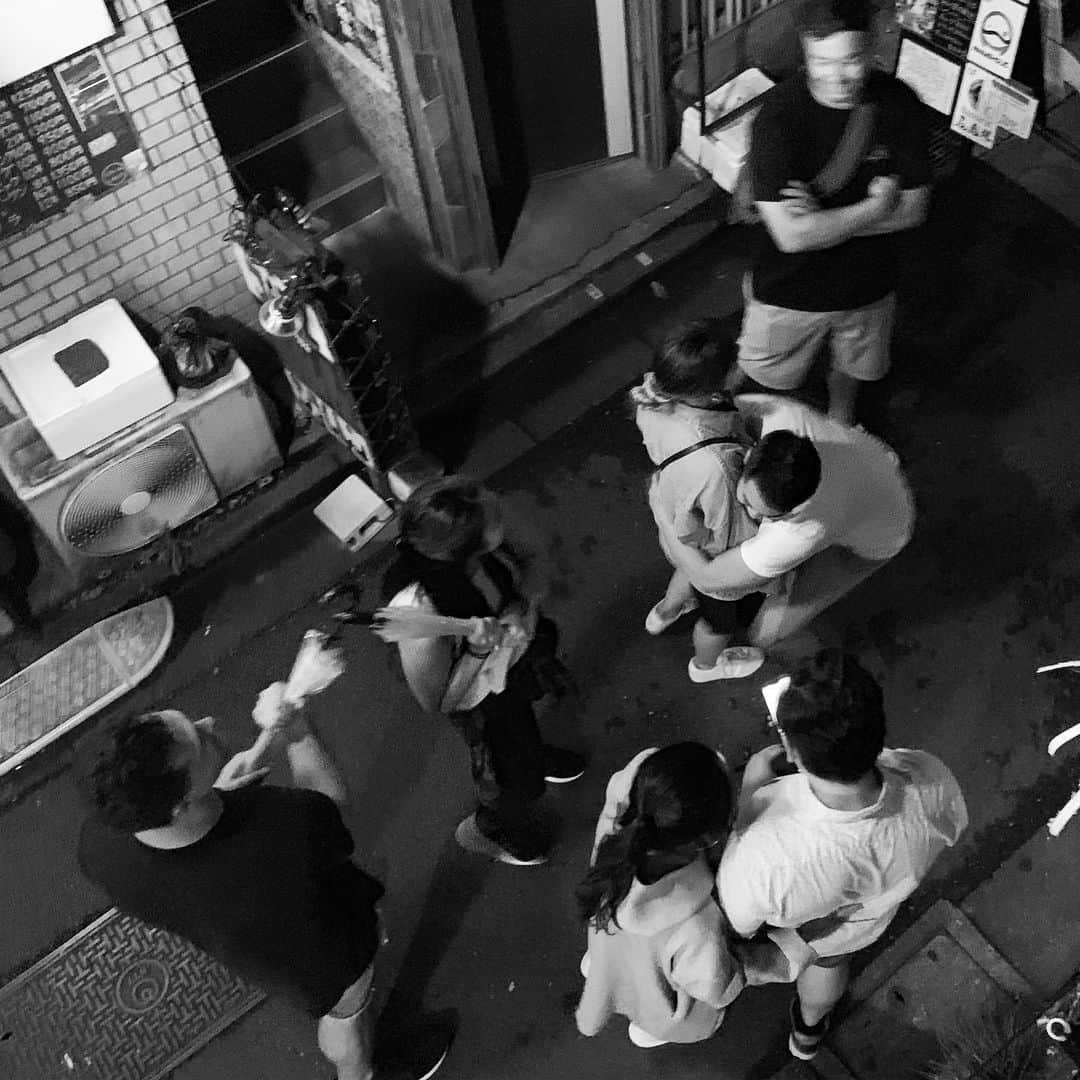 松尾貴史さんのインスタグラム写真 - (松尾貴史Instagram)「#ゴールデン街 で騒ぐ #エトランジェ の皆さん。」9月19日 13時04分 - kitsch.matsuo