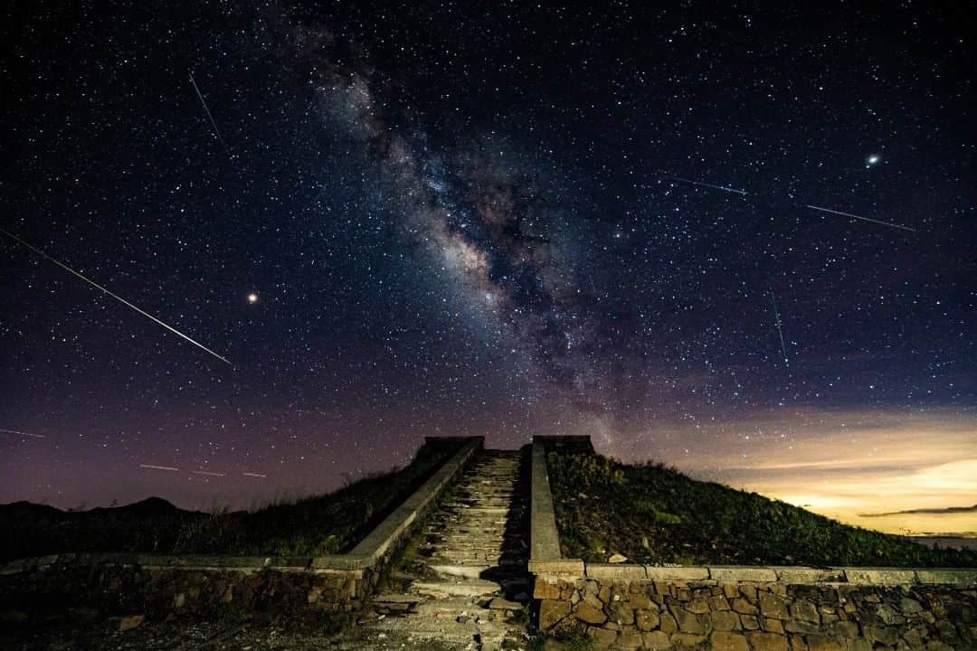 のインスタグラム：「🌏探検に出発！ワンダーランド・オブ・アジア🌏 チャイナ エアライン x 写真家小林賢伍がワンダーランド・オブ・アジア“台湾”にお連れします✈　http://bit.ly/2KONZuA 今日のご紹介スポット： 合歓山主峰遊歩道（馬雅平台） 星に手が届きそうです。 合歓山の主峰にある馬雅平台からは、素晴らしい眺めが楽しめます。「馬雅（マヤ）」という名称は、台地の形がマヤ文明の神殿に似ていることから名付けられました。光害がない馬雅平台は、東アジアで最も高い地点にある星空観察スポットです。馬雅平台では、日の出、夕暮れ、満点の星空など、時間帯によって異なる景色を堪能できます。 地面を黄金色に染める日の出や、空一杯に広がる天の川など、都会では見られない神秘的な景色を鑑賞できます。ぜひ馬雅平台を訪れて星に願いごとをしましょう。  交通アクセス：高速鉄道台中駅から、バスに乗って埔里バスターミナルで降ります。清境農場シャトルバスにで清境農場まで行き、武嶺行きのバスに乗り換えて合歓山バスターミナルで降ります。  チャイナ エアラインオリジナルグッズが当たる抽選キャンペーンも実施中です。ダイナスティ・フライヤー・プログラム会員にご登録(https://bit.ly/2HNe37Y)　いただければ、どなた様も応募可能です☝ふるってご応募ください🎁✨ おトクな運賃はこちら↓ https://bit.ly/2zppzCG  #チャイナエアライン #chinaairlines #中華航空 #天合聯盟 #スカイチーム　#SkyTeam #チャイナエアラインでどこ行きたい #台湾 #台湾旅行 #小林賢伍 #写真 #カメラ」