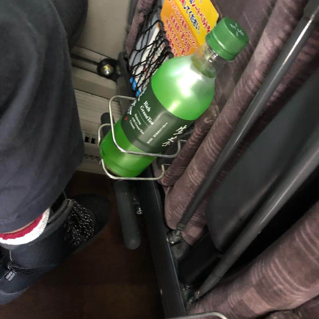 山口祥行のインスタグラム：「このバスは下過ぎる‼️膝より下にジュース置き‼️設計してるヤツはワザとなのか？ いとがわからん」