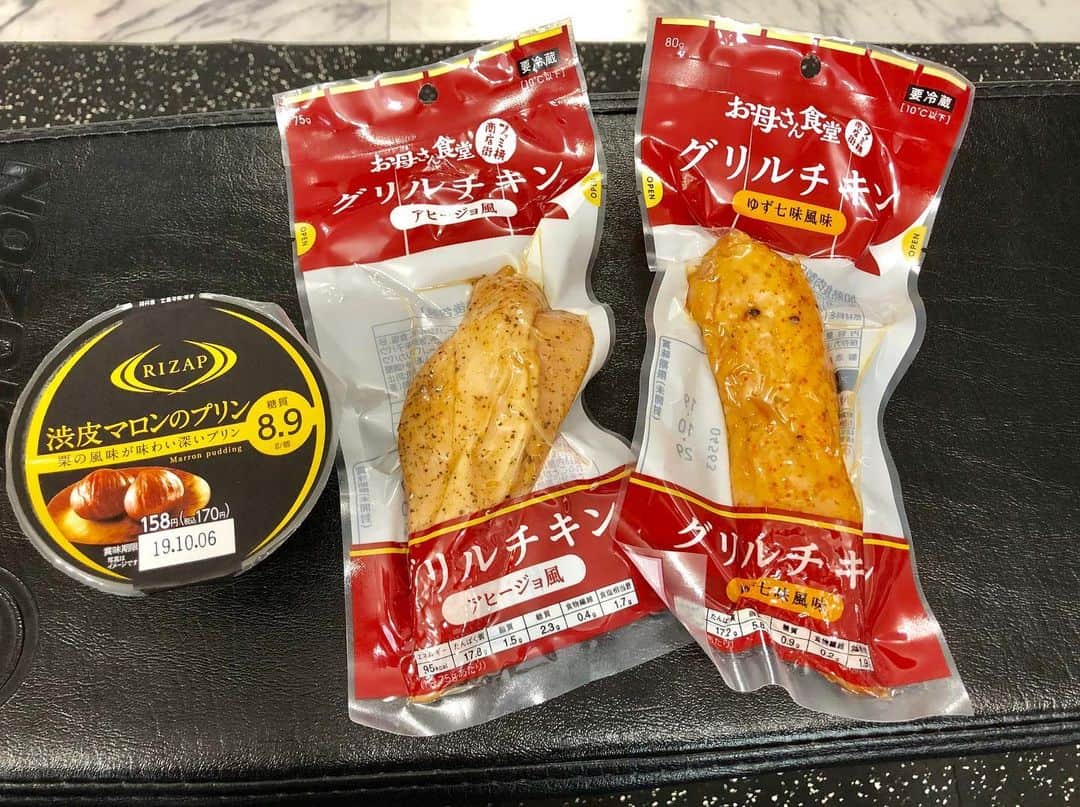 のインスタグラム：「#パーソナルトレーナーの食事 #低糖質トレーナー . お客様に差し入れてもらった ファミマのグリルチキンが美味すぎる🤤💕 お昼に柚子七味風味を頂き ハマった。笑 . ただファミマが上越に1個しかない。笑 うちからだと50分かかる。笑 さすが田舎。笑 . 買いに行こう😂😂😂 . #上越YG #パーソナルトレーナー #筋肉女子 #トレーニング女子 #ケトジェニックライフ #ケトジェニックダイエット #ボディメイク #フィットネス #ダイエット #トレーニング #ワークアウト #低糖質高タンパク #低糖質ダイエット #低糖質 #ローカーボ #ロカボ食品 #ロカボ #低糖質ごはん #糖質オフ #パーソナルトレーナーの生活 #トレーニングジム #パーソナルトレーニング #プライベートジム #パーソナルトレーニングジム #ビーチバレー選手 #バレーボール選手」