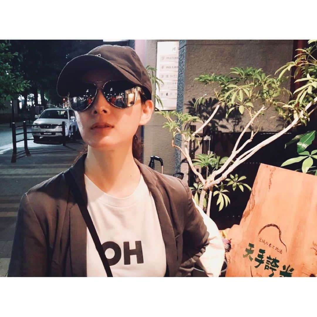 竹中友紀子のインスタグラム：「#出演情報 "Life" ～お芝居と音楽と～ 狼少年の舞台にも多数出演してくれている曽我部洋士くんと狼少年のコラボ企画。 愛媛今治と静岡浜松にて舞台に立たせていただきます！  第１幕 お芝居 『海を越えて』 『夏草』 第２幕 ライブ 『Life』  第１幕、２幕、計90分予定 ※ ※ ◯今治 ホホホ座 愛媛県今治市共栄町1丁目3-3 ９月 20日(金)19時～ 21日(土)13時～、17時～ ※30分前開場  チケット 2800円(小学生1500円) ※要予約 ※席数に限りがある為ご案内できない場合がございますのでお早めにご予約ください。 ※未就学児はご案内できません。ご了承ください。 今治、予約 お問い合わせ: hiroshipicasso@gmail.com ※ ※ ◯浜松 珈琲香爐 静岡県浜松市西区大平台2-16-10 ９月23日（月）秋分の日 18時スタート  チケット 3000円（１ドリンク付き） ・終演後懇親会があります。 ・香爐特製お弁当1000円（要予約） ・懇親会のお飲み物別途お支払いです。 お問い合わせ：珈琲香爐 053-485-7722  写真は東京出発前。メンバーの小道具のサングラスで遊んでみた^^;」