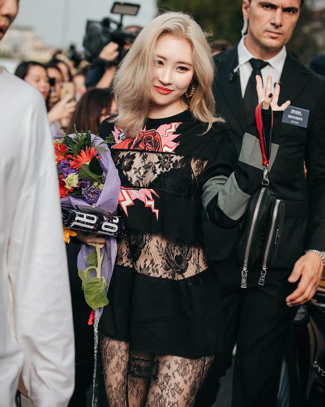 가로수길 , Seoulさんのインスタグラム写真 - (가로수길 , SeoulInstagram)「MFW Street Fashion Style Thx @miyayeah 🔥🔥 프라다 쇼장에서 선미 왤케 인기 많아 👍🏻👍🏻 . . #선미 #선미패션 #선미날라리 #스트릿패션코디 #sunmi #pradashow #milanofashionweek2019 #mfw2019 #kpopfashion #kpopstyle」9月19日 13時28分 - jaylim1