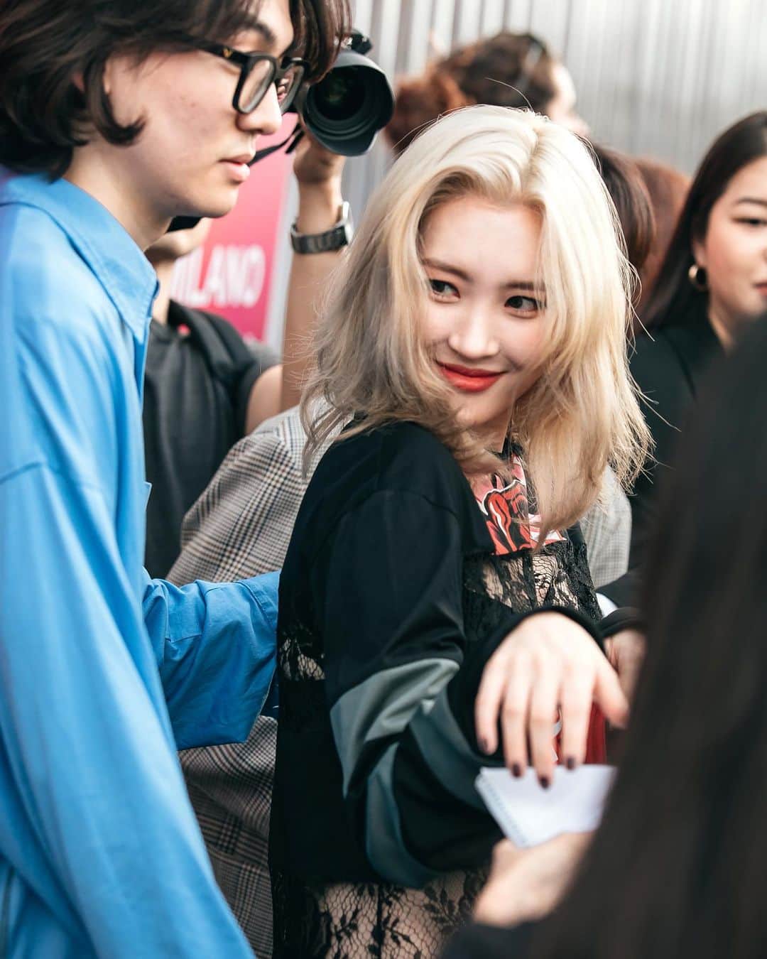 가로수길 , Seoulさんのインスタグラム写真 - (가로수길 , SeoulInstagram)「MFW Street Fashion Style Thx @miyayeah 🔥🔥 프라다 쇼장에서 선미 왤케 인기 많아 👍🏻👍🏻 . . #선미 #선미패션 #선미날라리 #스트릿패션코디 #sunmi #pradashow #milanofashionweek2019 #mfw2019 #kpopfashion #kpopstyle」9月19日 13時28分 - jaylim1
