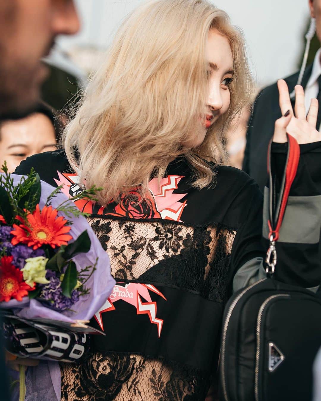 가로수길 , Seoulさんのインスタグラム写真 - (가로수길 , SeoulInstagram)「MFW Street Fashion Style Thx @miyayeah 🔥🔥 프라다 쇼장에서 선미 왤케 인기 많아 👍🏻👍🏻 . . #선미 #선미패션 #선미날라리 #스트릿패션코디 #sunmi #pradashow #milanofashionweek2019 #mfw2019 #kpopfashion #kpopstyle」9月19日 13時28分 - jaylim1