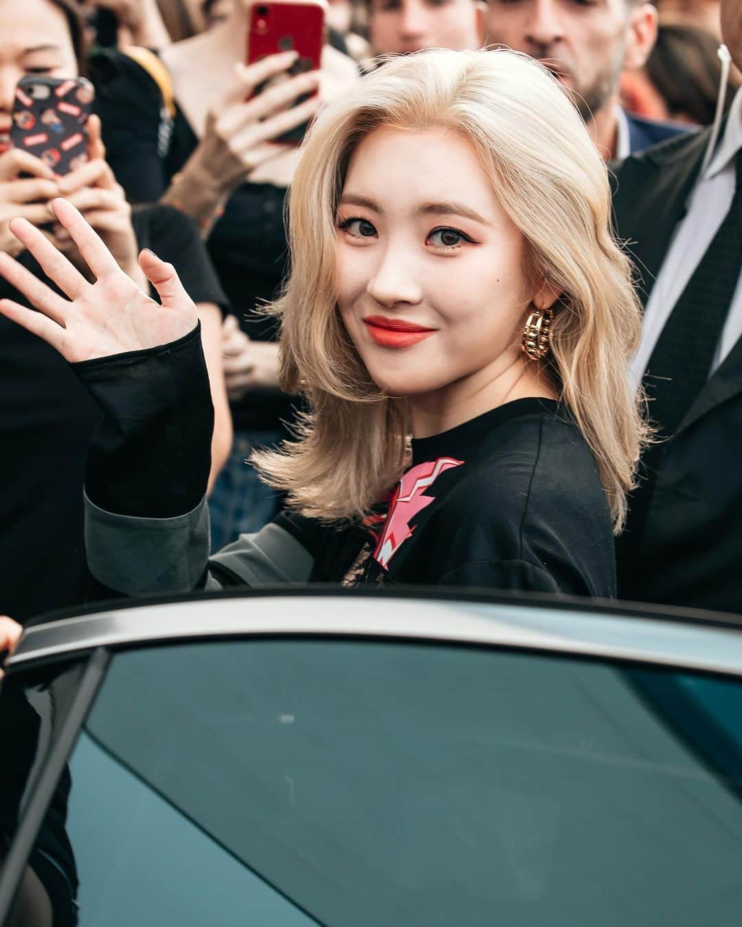 가로수길 , Seoulさんのインスタグラム写真 - (가로수길 , SeoulInstagram)「MFW Street Fashion Style Thx @miyayeah 🔥🔥 프라다 쇼장에서 선미 왤케 인기 많아 👍🏻👍🏻 . . #선미 #선미패션 #선미날라리 #스트릿패션코디 #sunmi #pradashow #milanofashionweek2019 #mfw2019 #kpopfashion #kpopstyle」9月19日 13時28分 - jaylim1